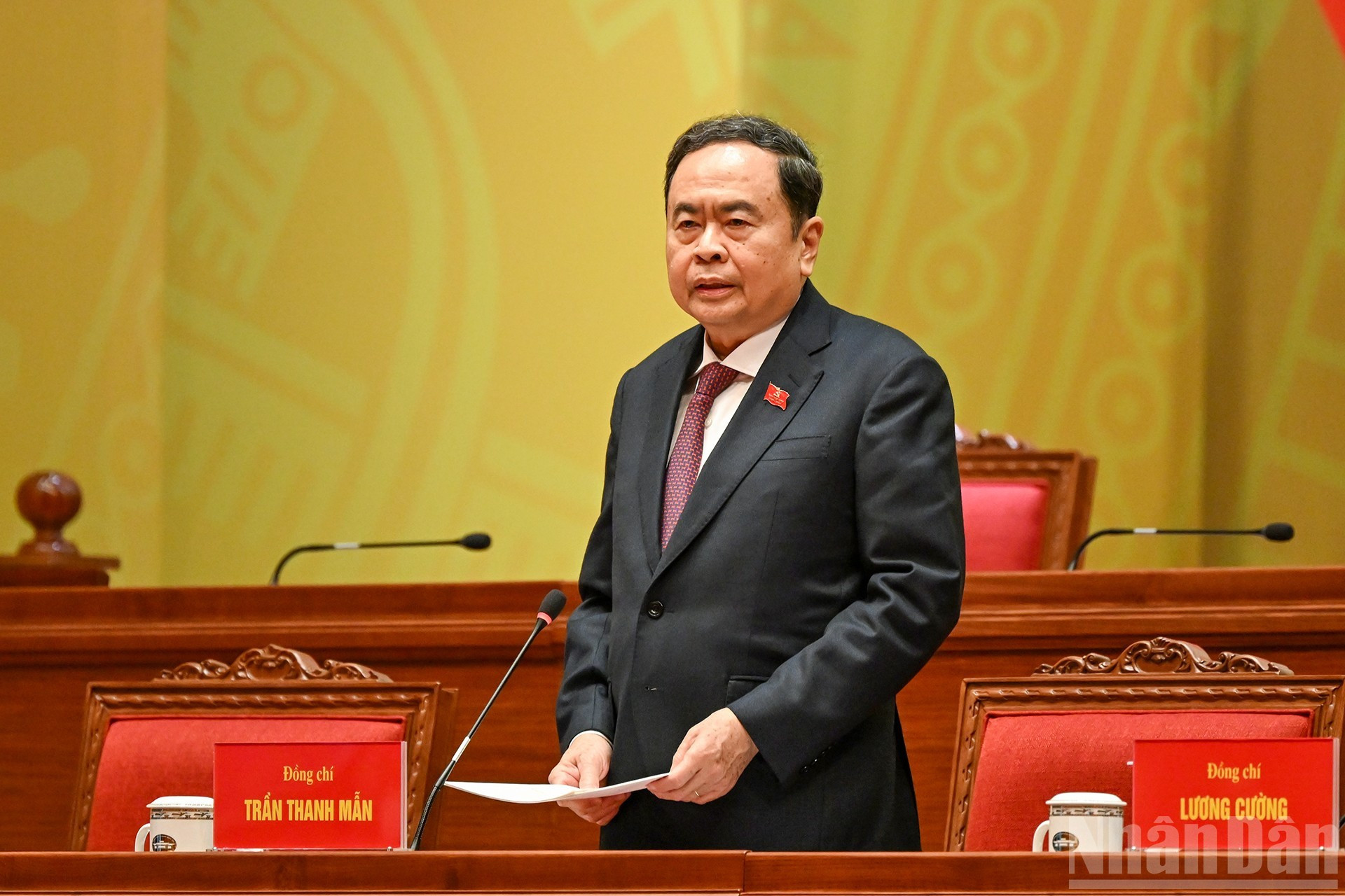 El miembro del Buró Político del Comité Central del Partido y presidente de la Asamblea Nacional, Tran Thanh Man, conduce la cita.