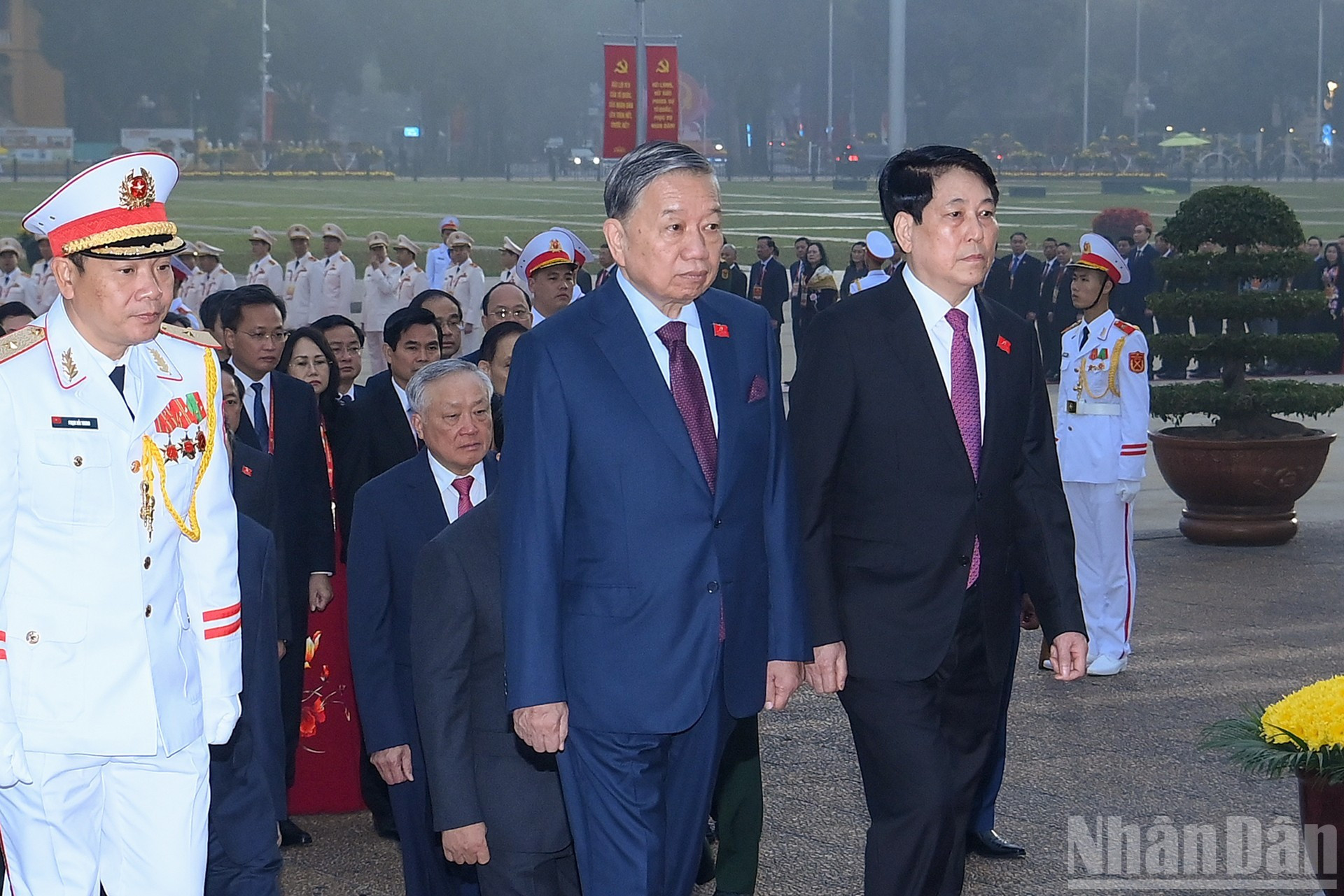 El secretario general del Partido, To Lam, y el presidente del país, Luong Cuong, junto con otros delegados entran en el Mausoleo.