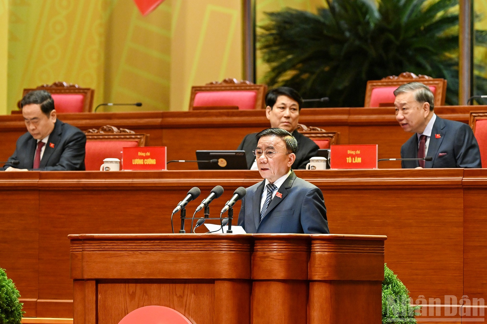 Tran Cam Tu, integrante del Buró Político y miembro permanente del Secretariado del Comité Central del Partido, interviene en la reunión.