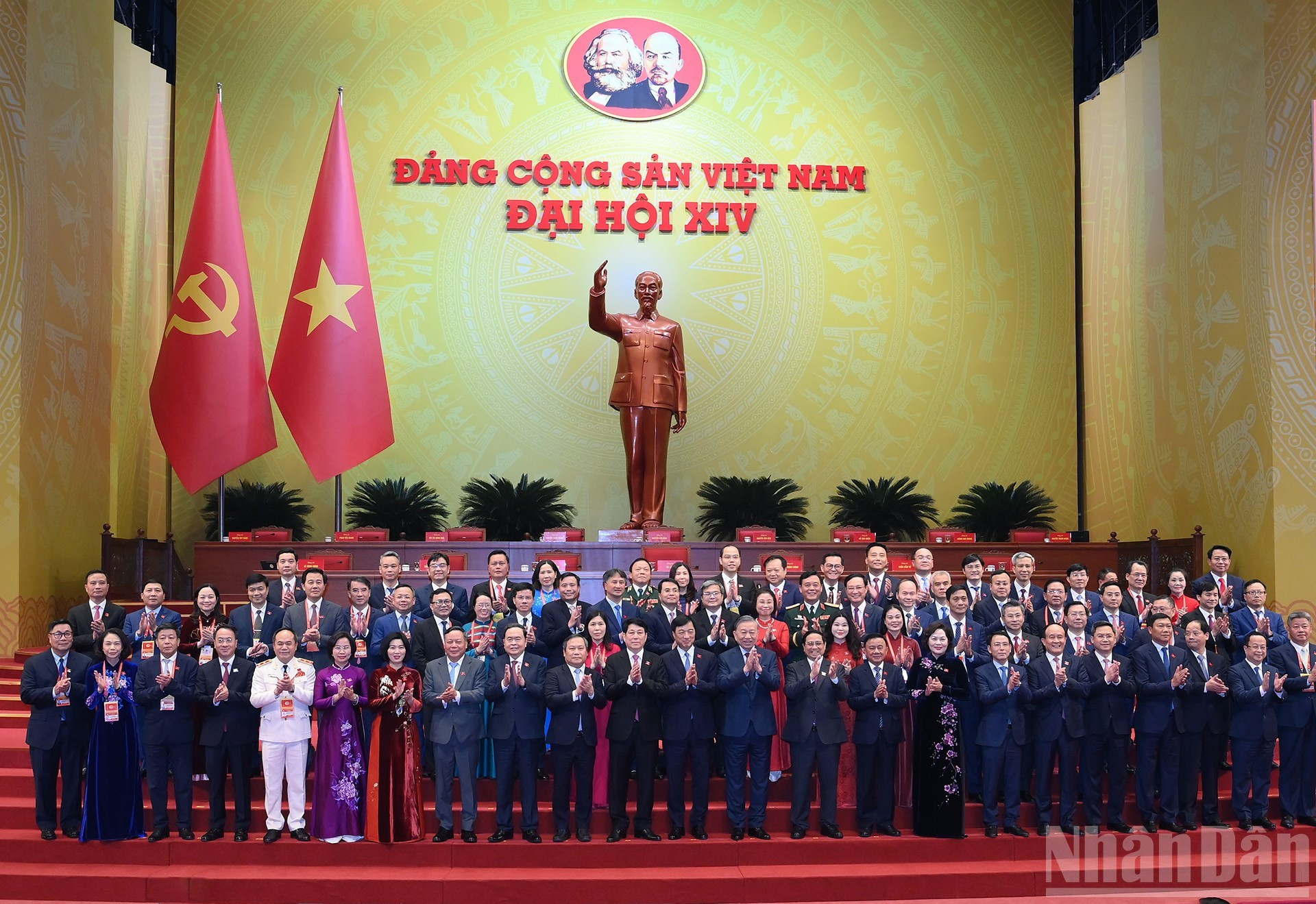 Los delegados posan para fotos.