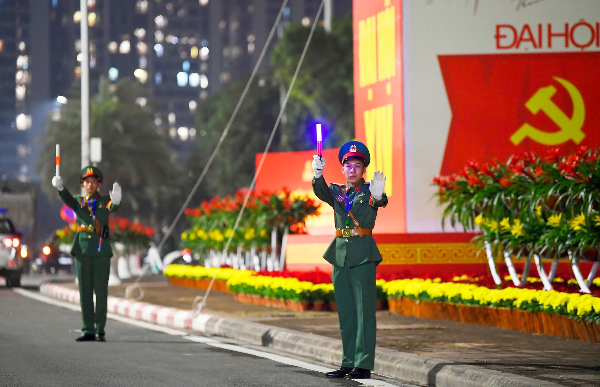 La fuerza de control militar del Batallón 103, adscrito al Alto Mando Militar de la Capital, toma parte en la regulación del tráfico.