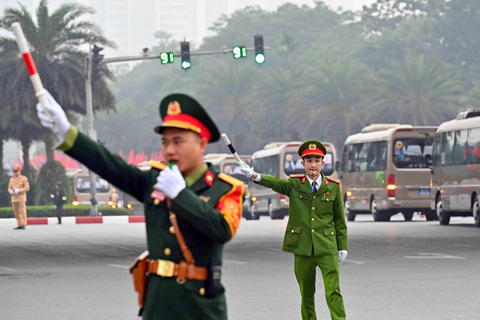 A lo largo de las arterias y áreas por donde pasarían convoyes de delegados, desde las primeras horas del 19 de enero están de guardia las policías de tránsito, móvil, de bomberos y rescate; las policías de comunas y barrios, junto con otras fuerzas de seguridad y orden a nivel de base.