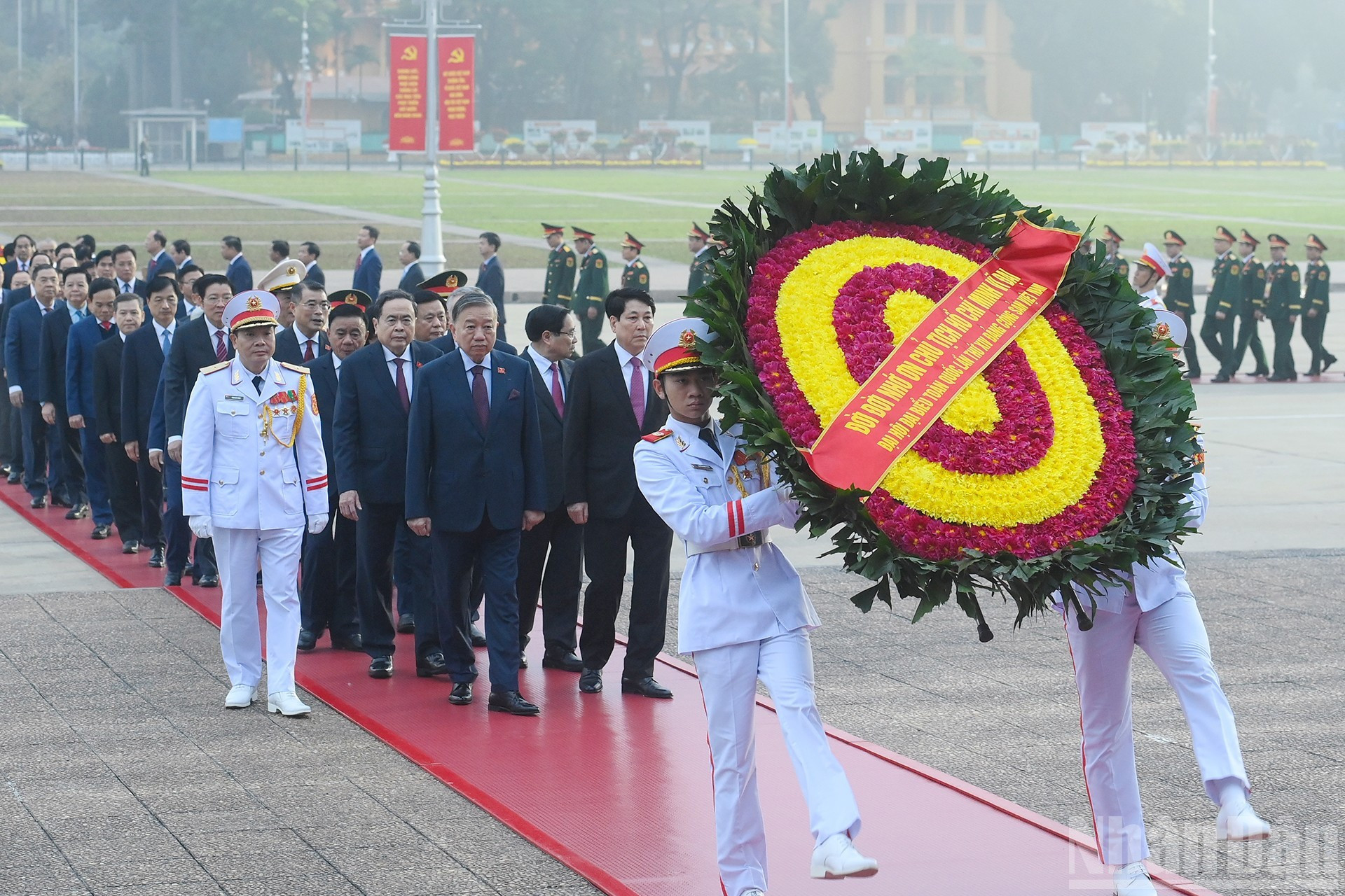 La ofrenda floral lleva la inscripción “Infinita gratitud hacia el presidente Ho Chi Minh. XIV Congreso Nacional del Partido Comunista de Vietnam”.