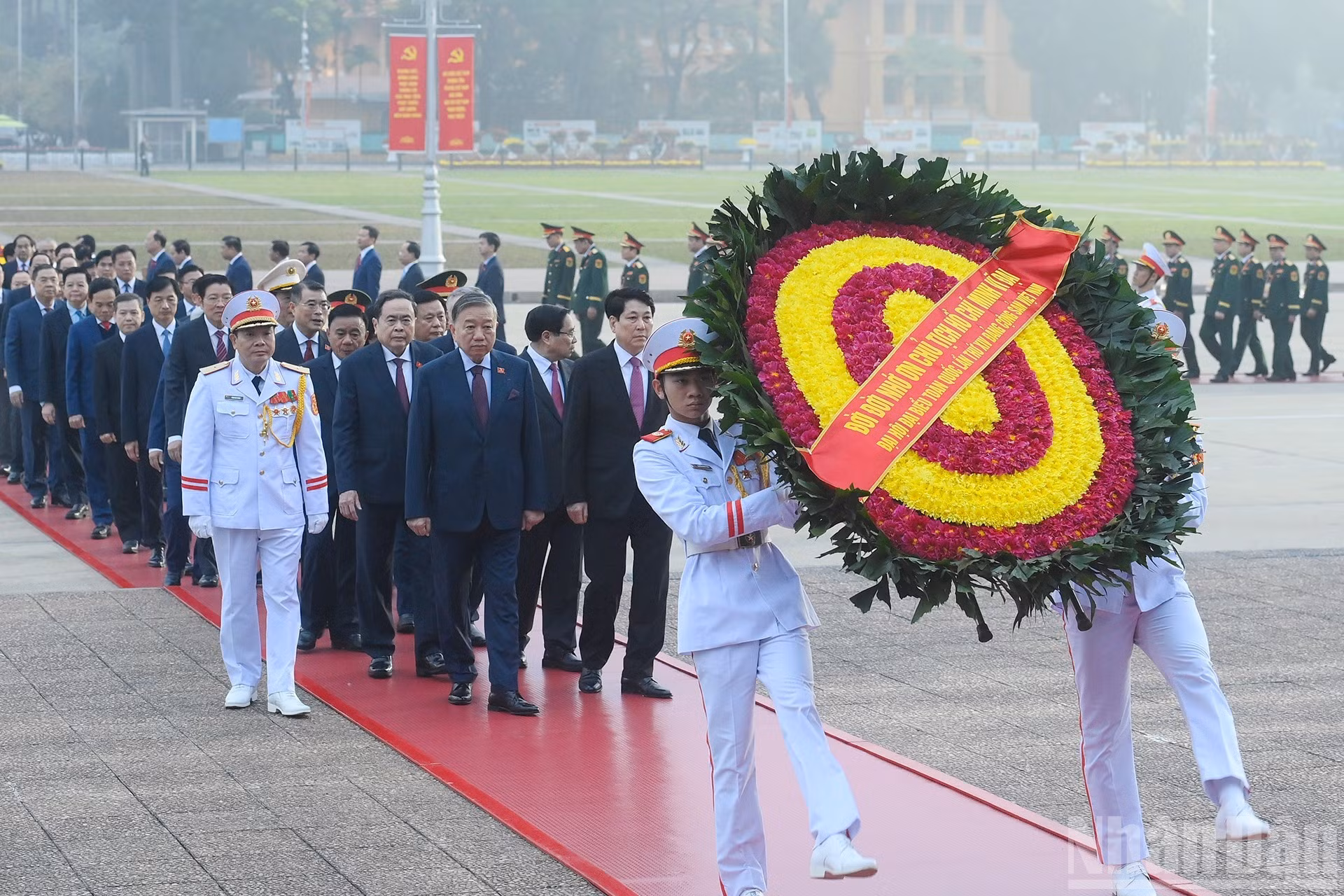 La ofrenda floral lleva la inscripción “Infinita gratitud hacia el presidente Ho Chi Minh. XIV Congreso Nacional del Partido Comunista de Vietnam”.