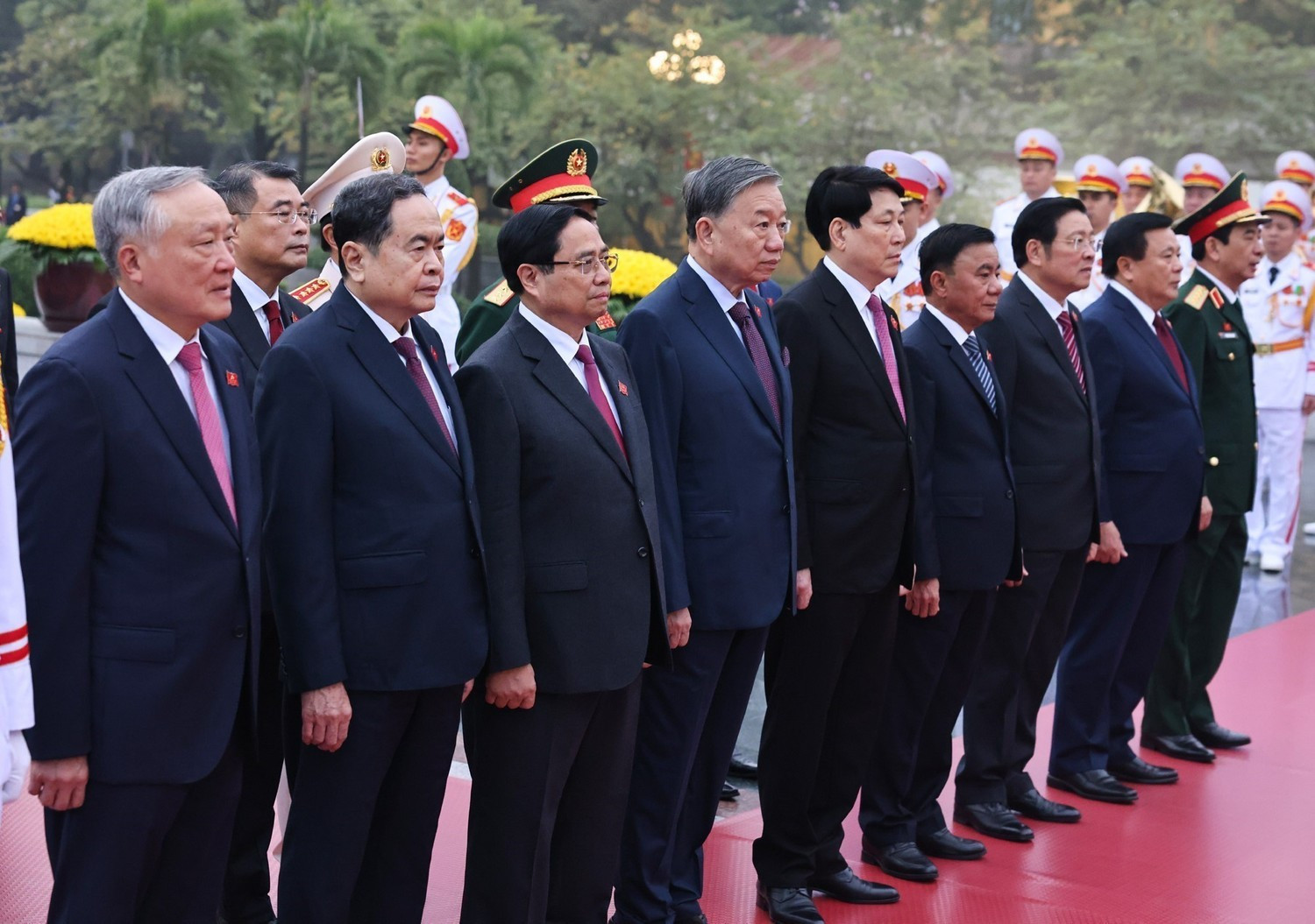 La delegación, encabezada por el secretario general del PCV, To Lam, en el acto.