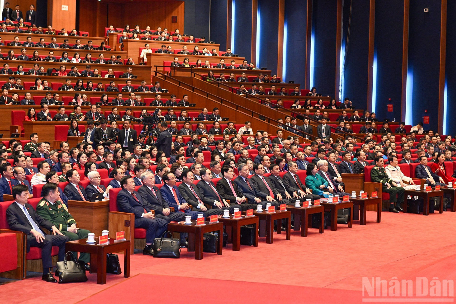 Dirigentes del Partido y del Estado, junto con otros delegados, en la sesión preparatoria del XIV Congreso Nacional del Partido.