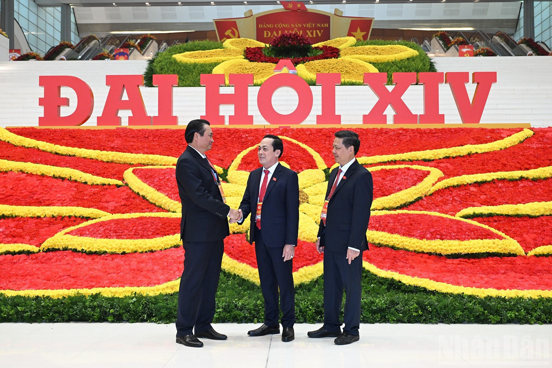 Delegados charlan al margen de la cita.