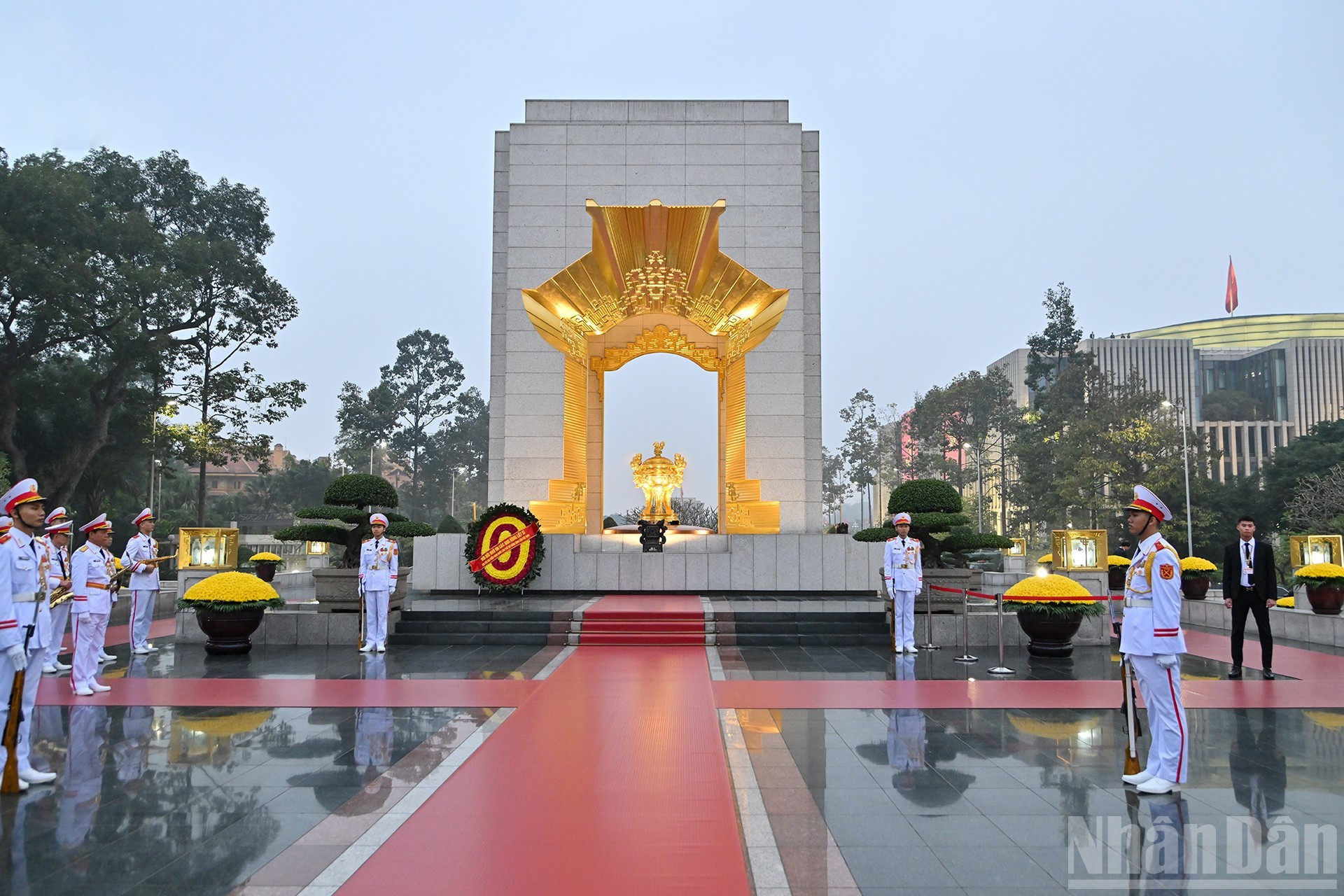 La ofrenda floral lleva la frase “Infinita gratitud hacia los Héroes y Mártires de guerra. XIV Congreso Nacional del Partido Comunista de Vietnam”.