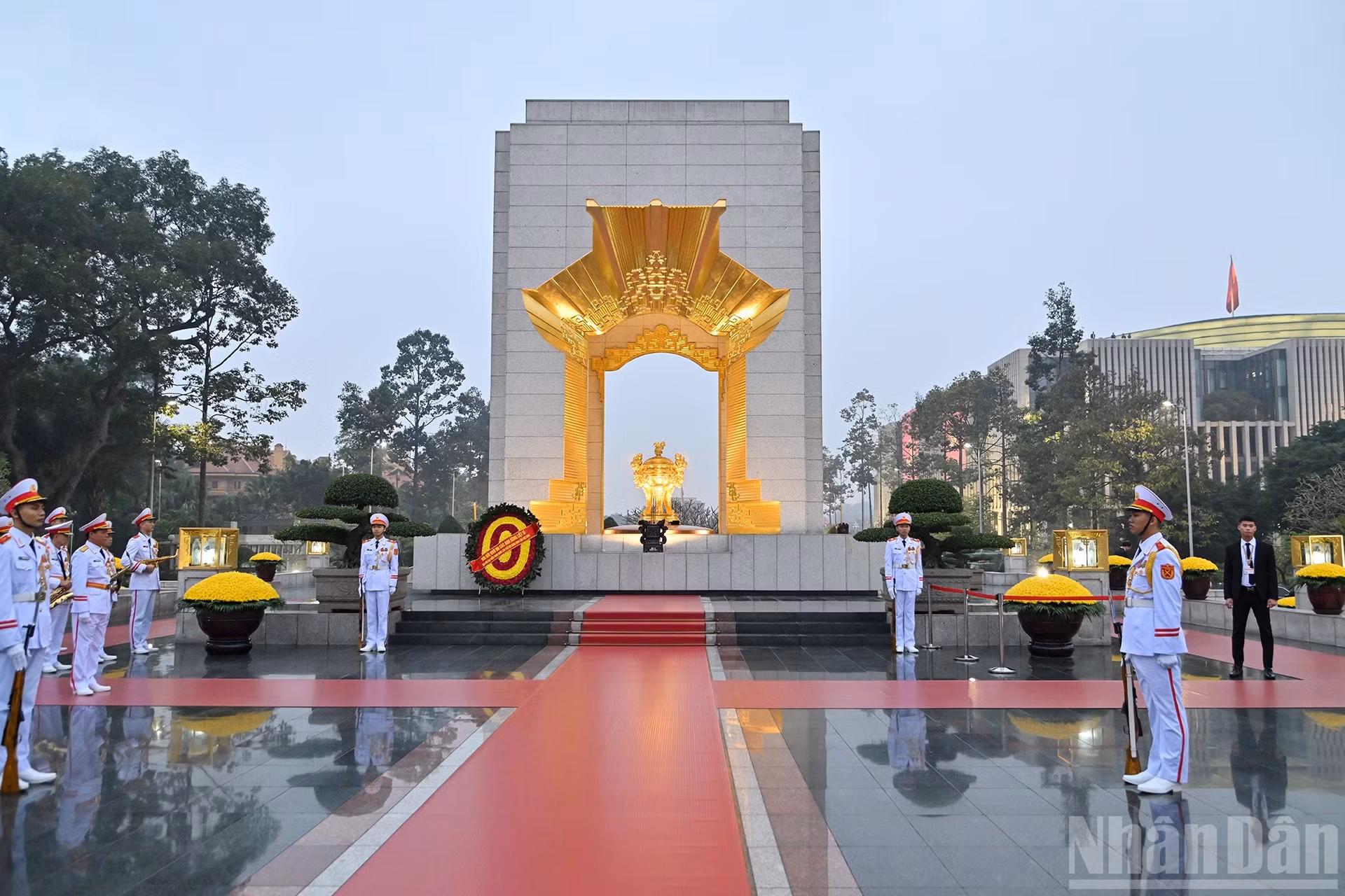 La ofrenda floral lleva la frase “Infinita gratitud hacia los Héroes y Mártires de guerra. XIV Congreso Nacional del Partido Comunista de Vietnam”.