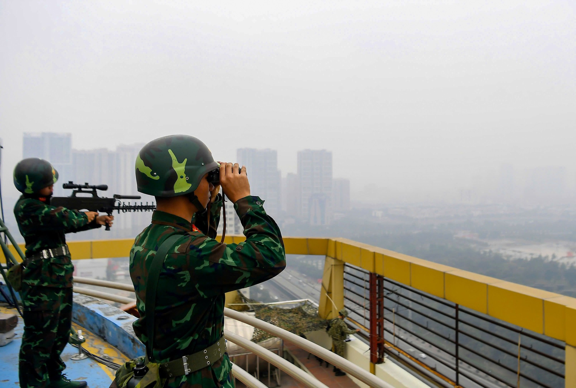 Los puestos de observación y torres de vigilancia están en servicio las 24 horas al día, especialmente para la prevención de vehículos aéreos no tripulados.