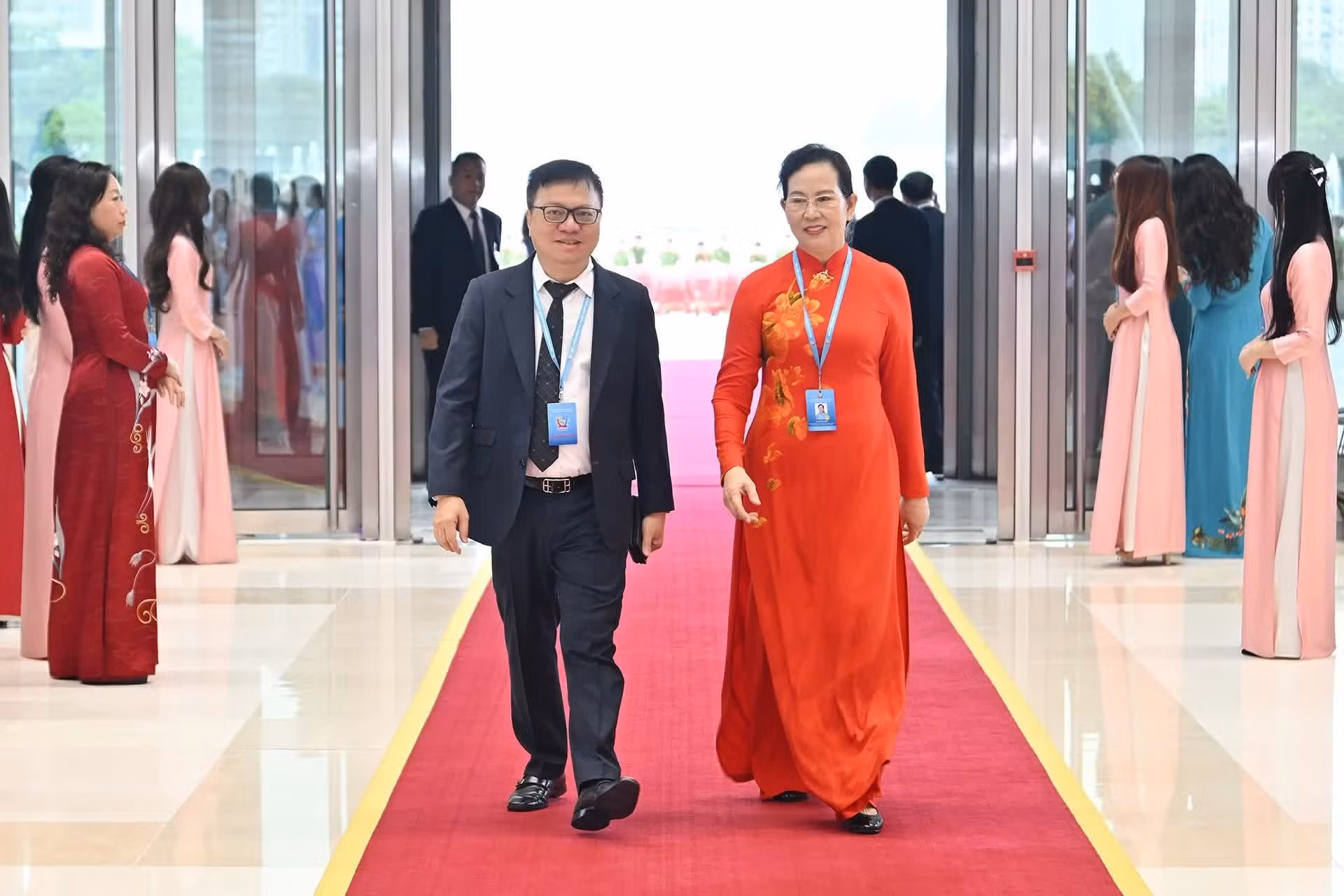 Le Quoc Minh, miembro del Comité Central del Partido, presidente-editor de Nhan Dan, subjefe de la Comisión de Propaganda y Movilización de Masas del Comité Central del Partido y presidente de la Asociación de Periodistas de Vietnam, y Le Thi Thuy, miembro del Comité Central del Partido, vicepresidenta del Comité Central del Frente de la Patria y presidenta de la Unión de Mujeres de Vietnam.