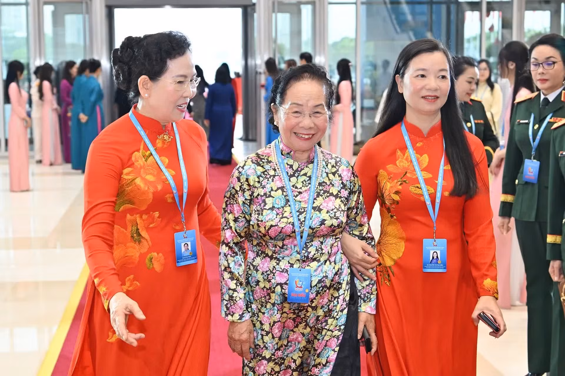 La ex vicepresidenta del Estado Nguyen Thi Doan (centro) a su llegada.