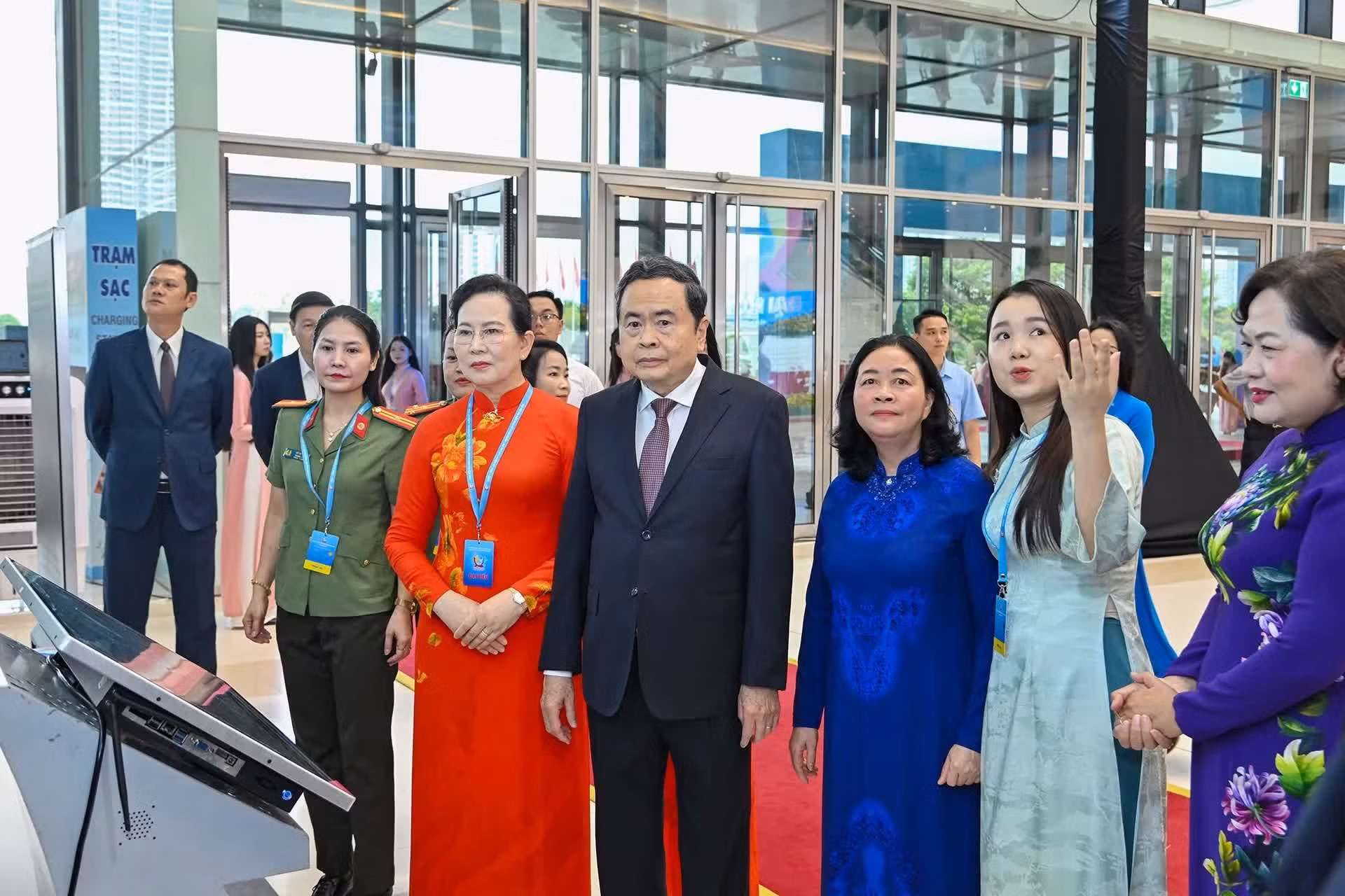 El presidente de la Asamblea Nacional de Vietnam, Tran Thanh Man, y delegados recorren una exposición al margen del Congreso.