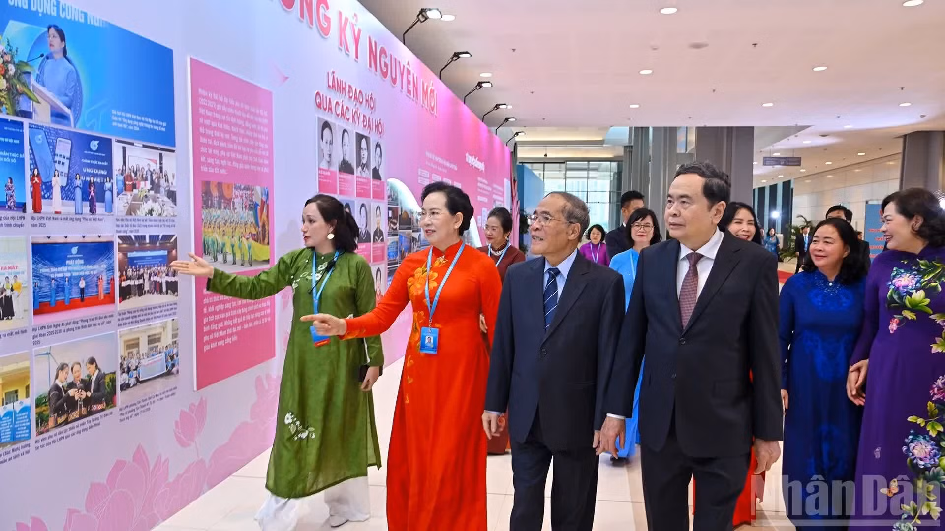 El presidente de la Asamblea Nacional de Vietnam, Tran Thanh Man, y delegados recorren una exposición al margen del Congreso.