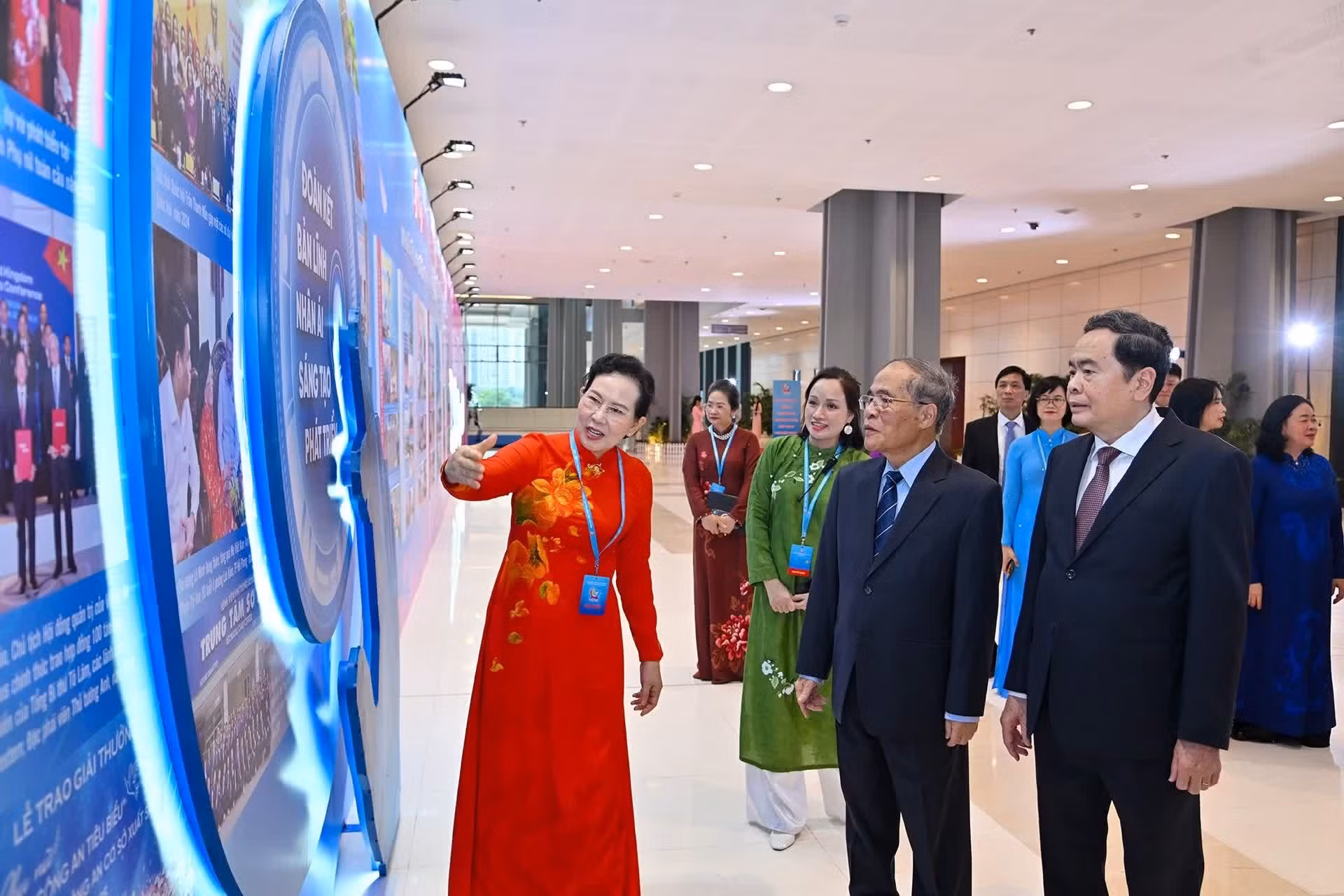 El presidente de la Asamblea Nacional de Vietnam, Tran Thanh Man, y delegados recorren una exposición al margen del Congreso.