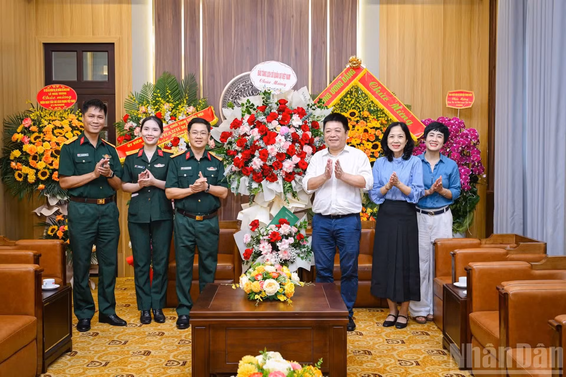 El teniente coronel Nguyen Hai Cuong, vicedirector del Museo de Historia Militar de Vietnam, da la enhorabuena al diario del PCV.