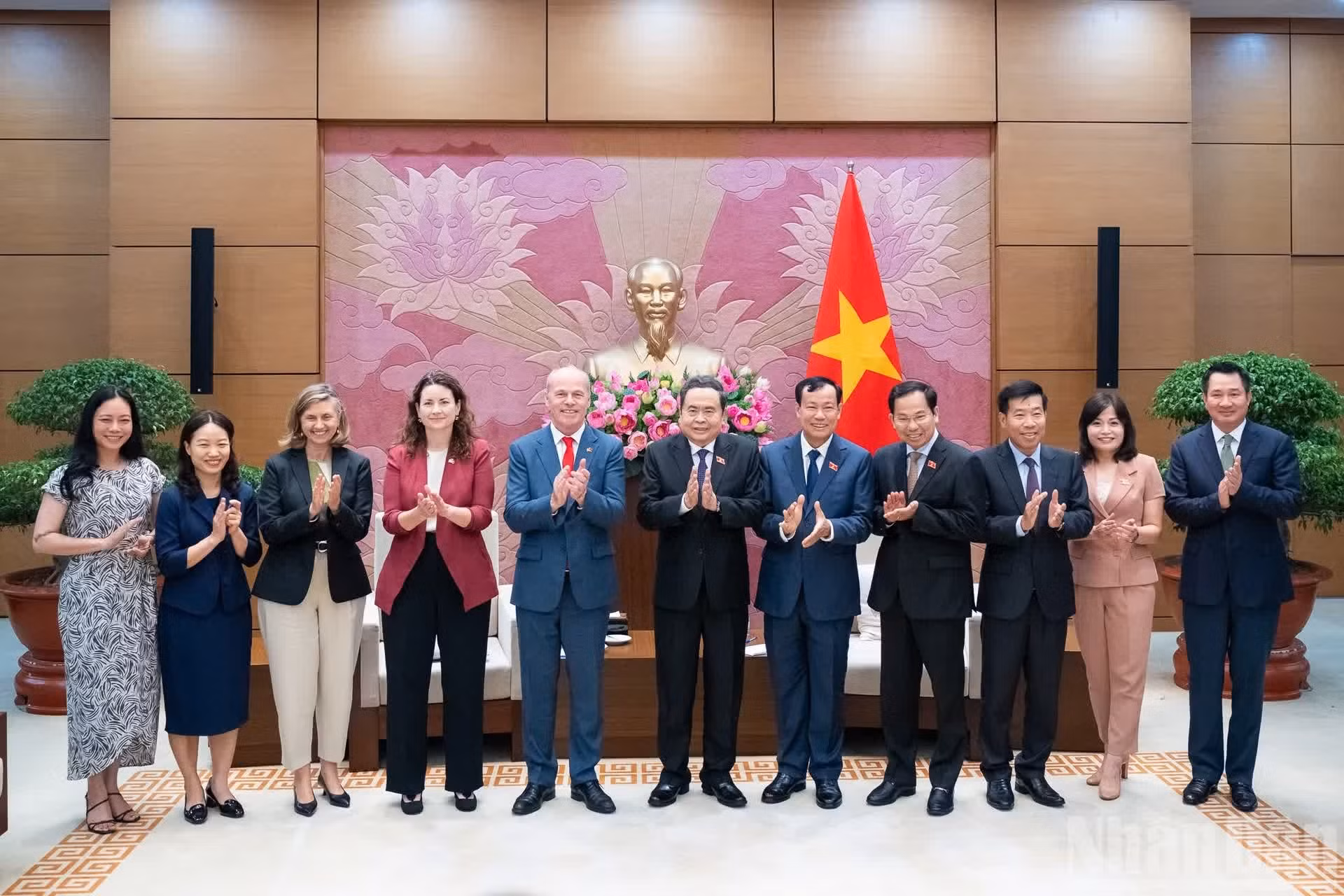 Los delegados de Vietnam y Canadá posan para fotos.