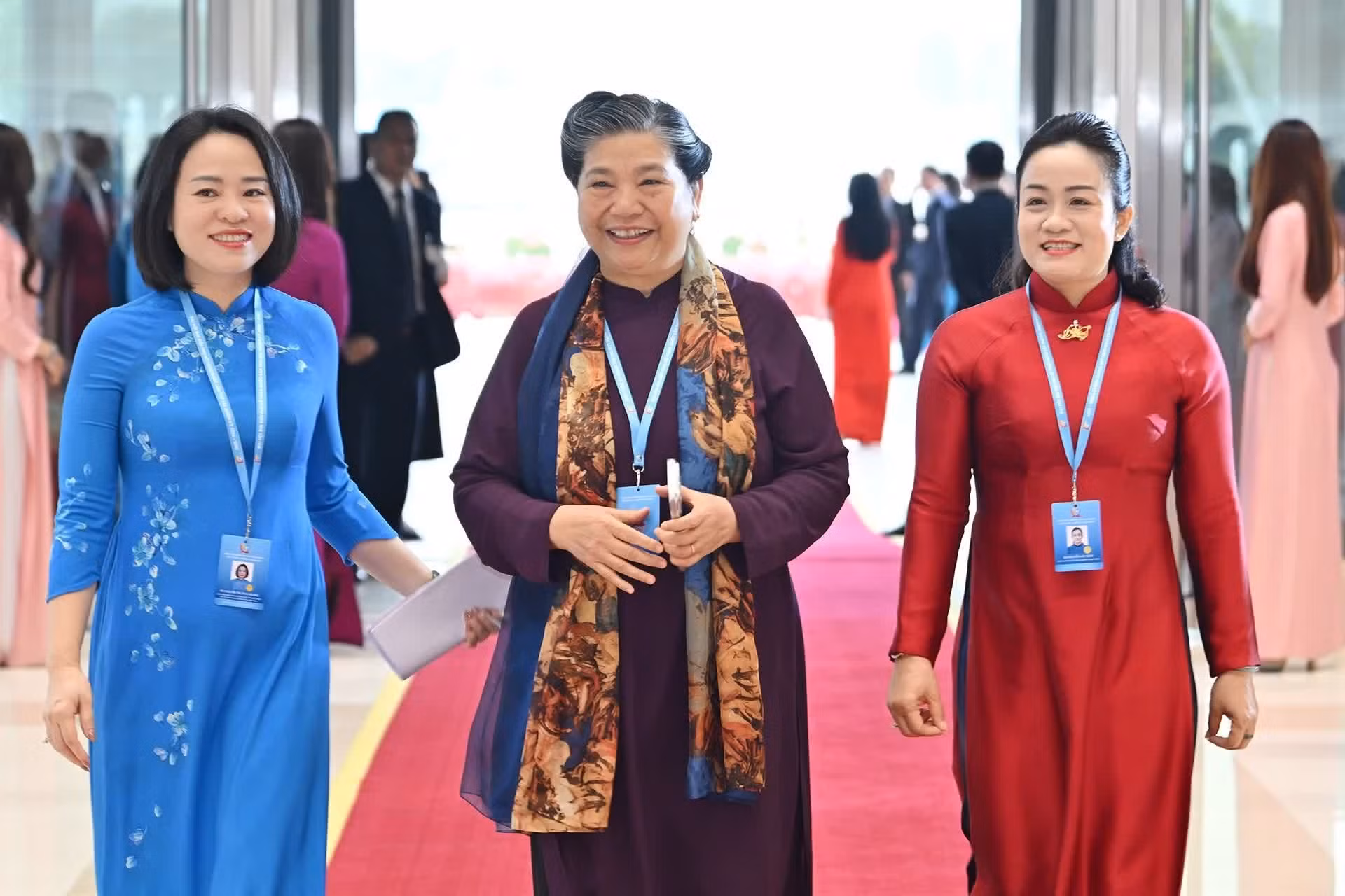 La ex vicepresidenta permanente de la Asamblea Nacional Tong Thi Phong (centro) acude a la asamblea.