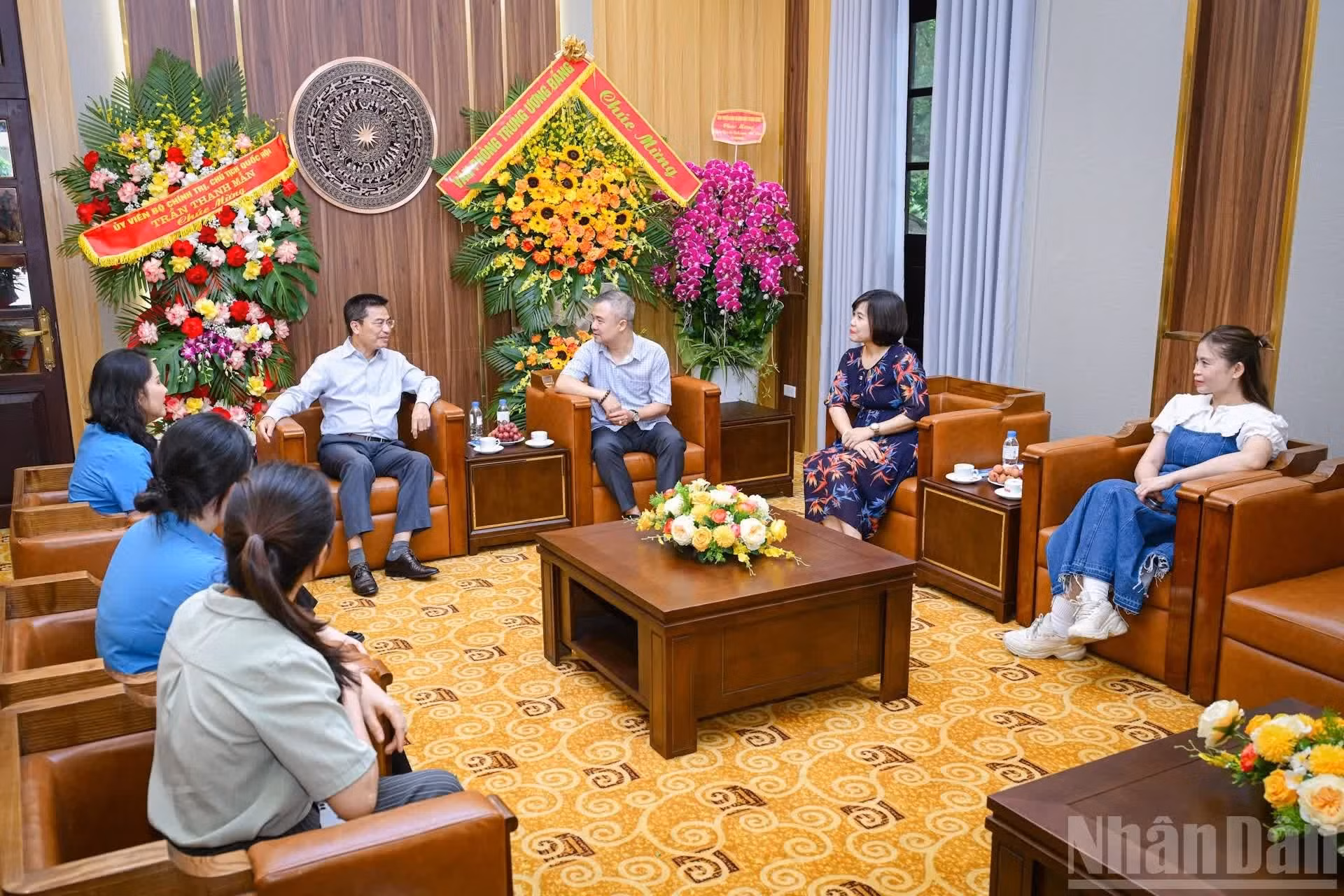 Al recibirla, Dinh Song Linh, miembro de la Junta Permanente del Comité del Partido en Nhan Dan y jefe del Departamento de Ciencia y Medio Ambiente, reconoce la colaboración entre su entidad y el Sindicato de Ciencia y Tecnología de Vietnam, y aboga por afianzarla en el tiempo venidero.