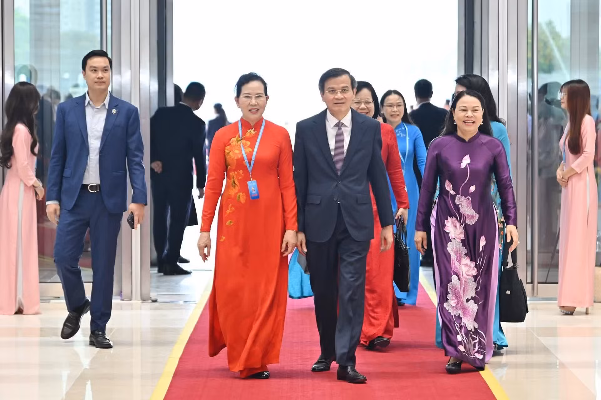 Doan Minh Huan, miembro del Buró Político del Comité Central del Partido y director de la Academia Nacional de Política Ho Chi Minh, y Nguyen Thi Thu Ha (de vestido púrpurra), miembro del Comité Central del Partido y subjefa permanente de la Oficina del Partido Comunista de Vietnam.