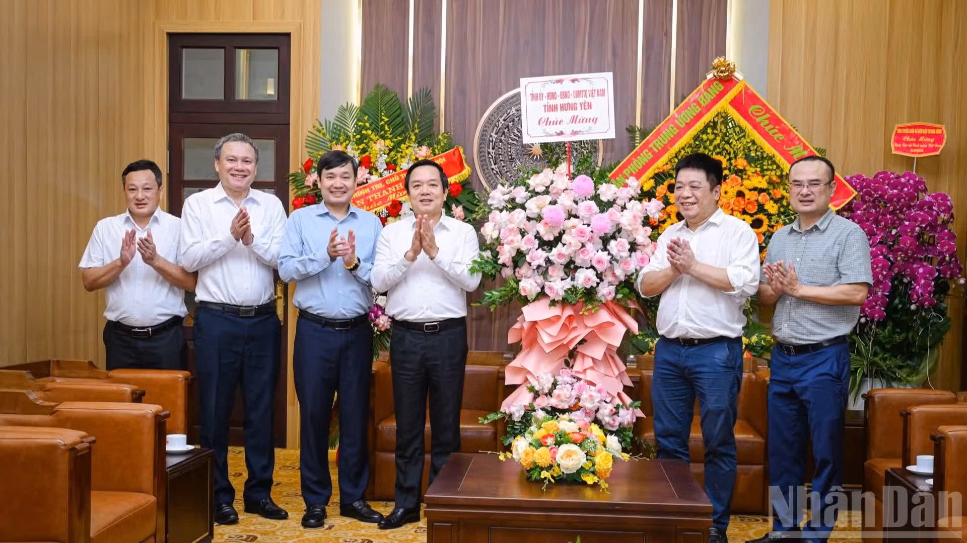 Pham Quang Ngoc (cuarto desde la izquierda), miembro del Comité Central del Partido Comunista de Vietnam y secretario del Comité del Partido en la provincia de Hung Yen, visita al periódico Nhan Dan por el Día de la Prensa Revolucionaria del país.