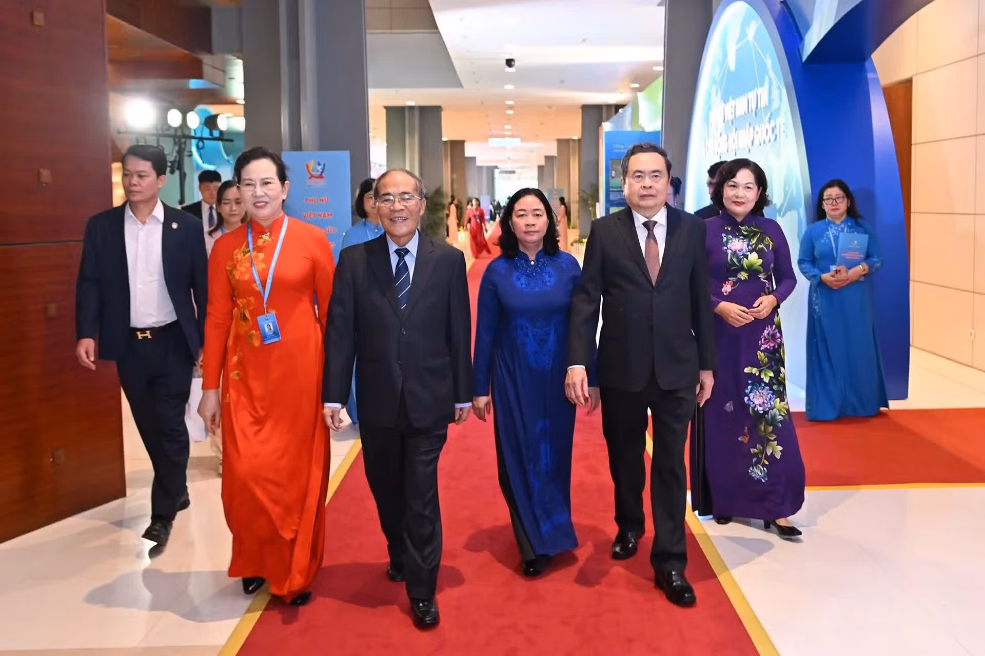 El presidente de la Asamblea Nacional de Vietnam, Tran Thanh Man, junto con dirigentes y exdirigentes del Partido y del Estado, en la cita.