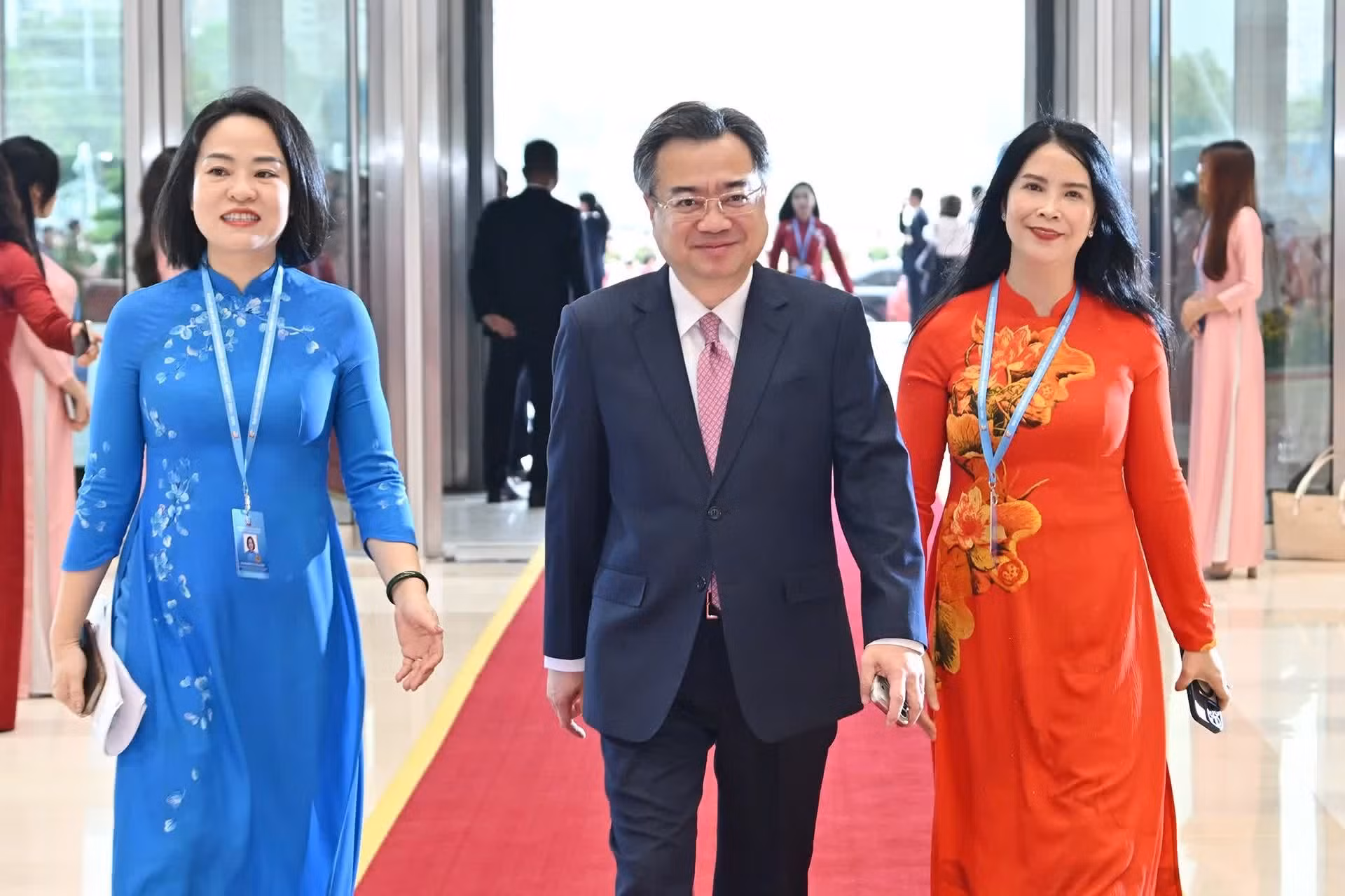La asamblea también cuenta con la presencia de Nguyen Thanh Nghi, miembro del Buró Político, secretario del Comité Central del Partido y jefe de su Comisión de Políticas y Estrategias.