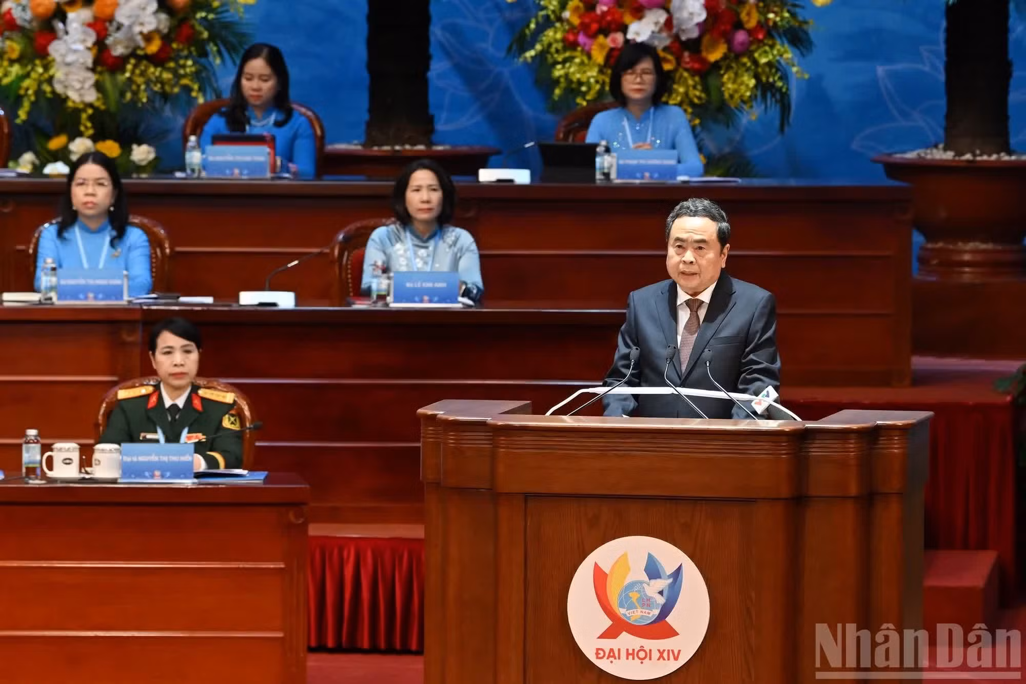 El presidente de la Asamblea Nacional de Vietnam, Tran Thanh Man, imparte directrices.
