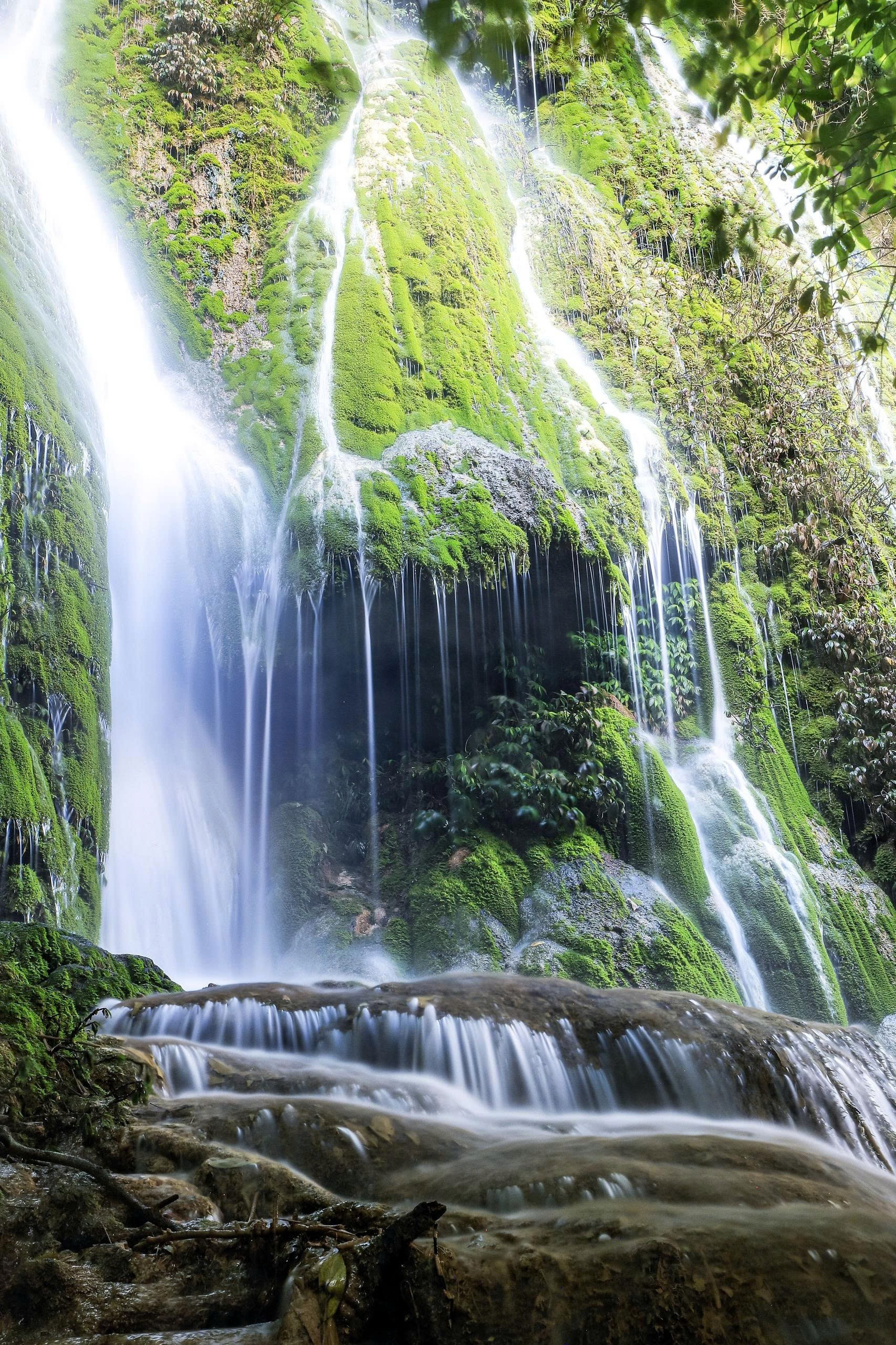 Para llegar al sitio el excursionista debe caminar aproximadamente 20 minutos por los bosques, recorriendo senderos húmedos, exuberantes arbustos y masas de piedra caliza ocultas bajo capas de musgo. Los retos hacen valer más la llegada: estar en medio de la frescura y el sosiego, sintiendo su alma desintoxicada, es una experiencia muy apreciada.