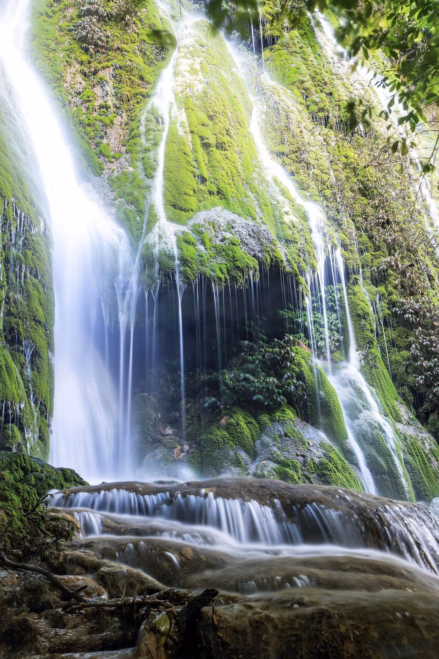 Para llegar al sitio el excursionista debe caminar aproximadamente 20 minutos por los bosques, recorriendo senderos húmedos, exuberantes arbustos y masas de piedra caliza ocultas bajo capas de musgo. Los retos hacen valer más la llegada: estar en medio de la frescura y el sosiego, sintiendo su alma desintoxicada, es una experiencia muy apreciada.