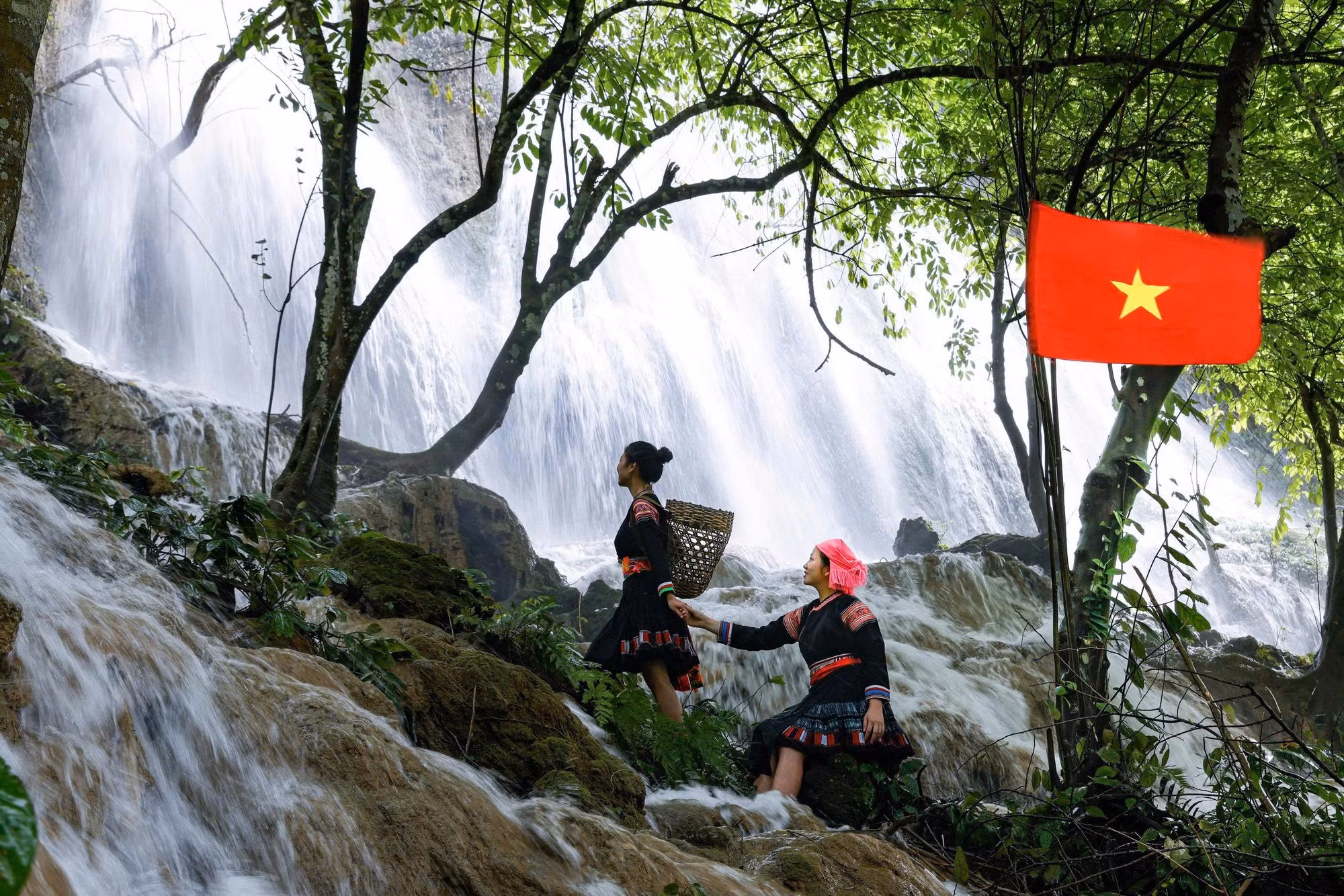 El encanto de una cascada cubierta de musgo en los bosques de Lai Chau