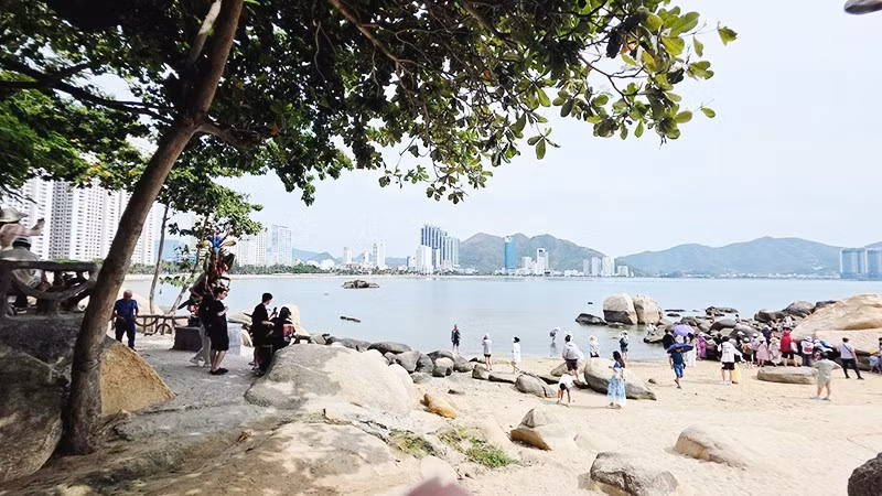Vista de la antigua ciudad de Nha Trang desde Hon Chong.