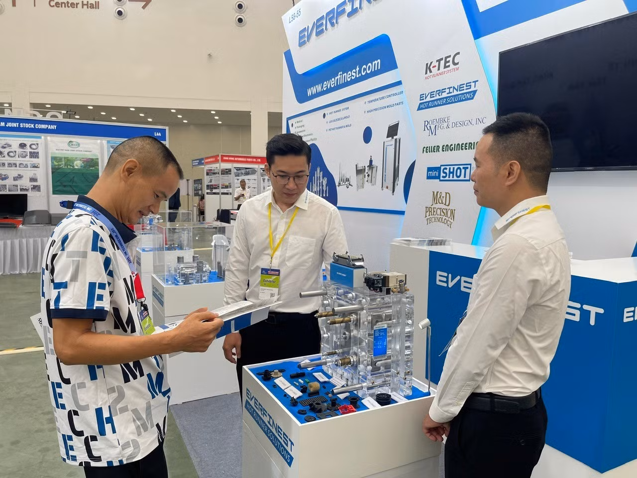 La feria reúne más de 500 stands, de los cuales 300 pertenecen a empresas nacionales y 200 a extranjeras. (Foto: Nhan Dan)