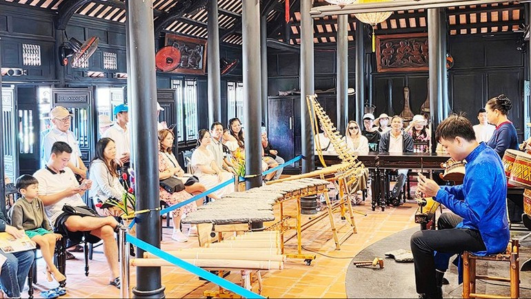 Turistas a Hon Chong disfrutan de una actuación de música tradicional. Turistas a Hon Chong disfrutan de una actuación de música tradicional.
