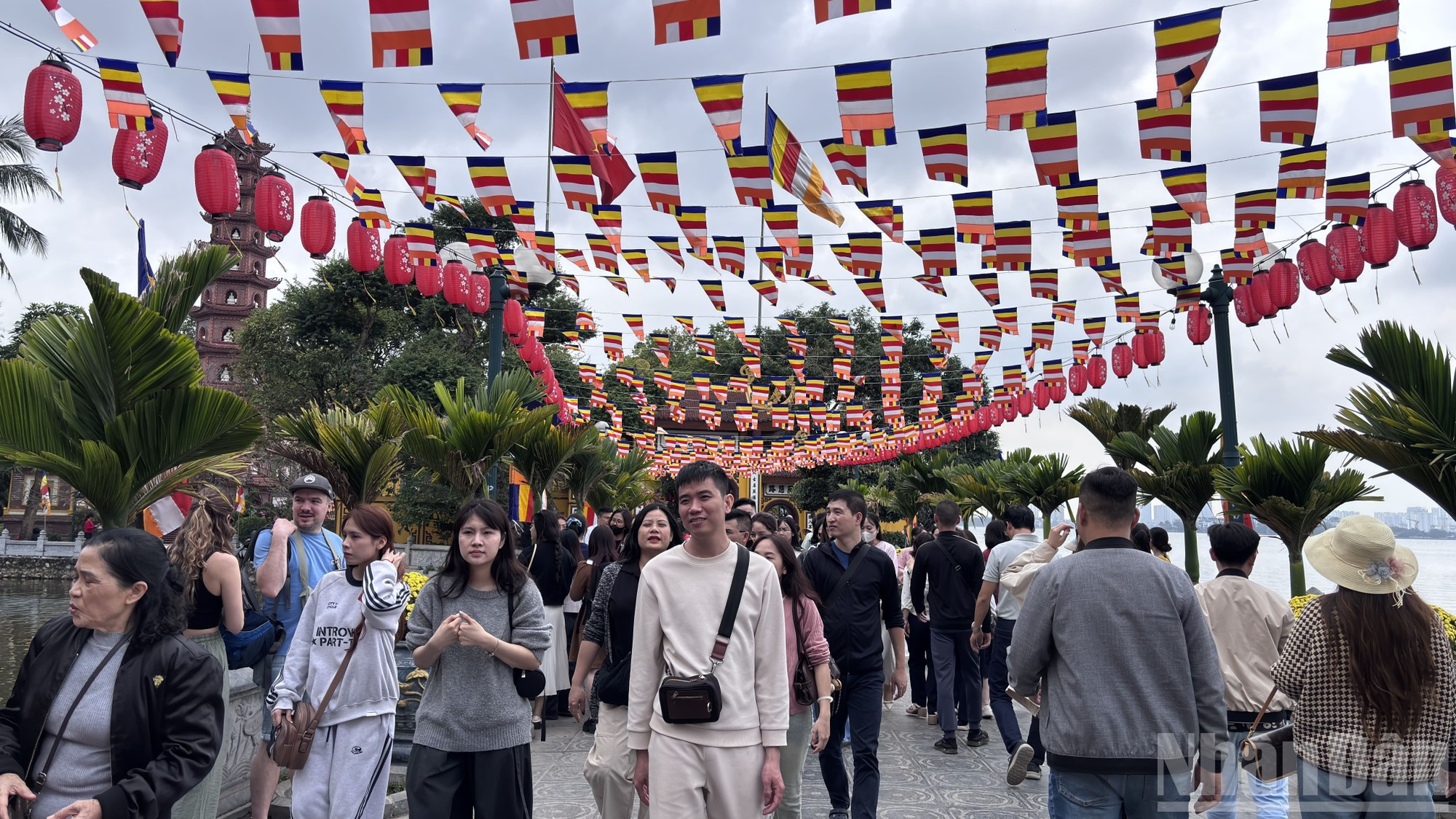 El flujo de peregrinos a estos famosos destinos espirituales a orillas del Lago Oeste crece por horas durante estos días seguidos de la festividad del Año Nuevo Lunar (Tet).