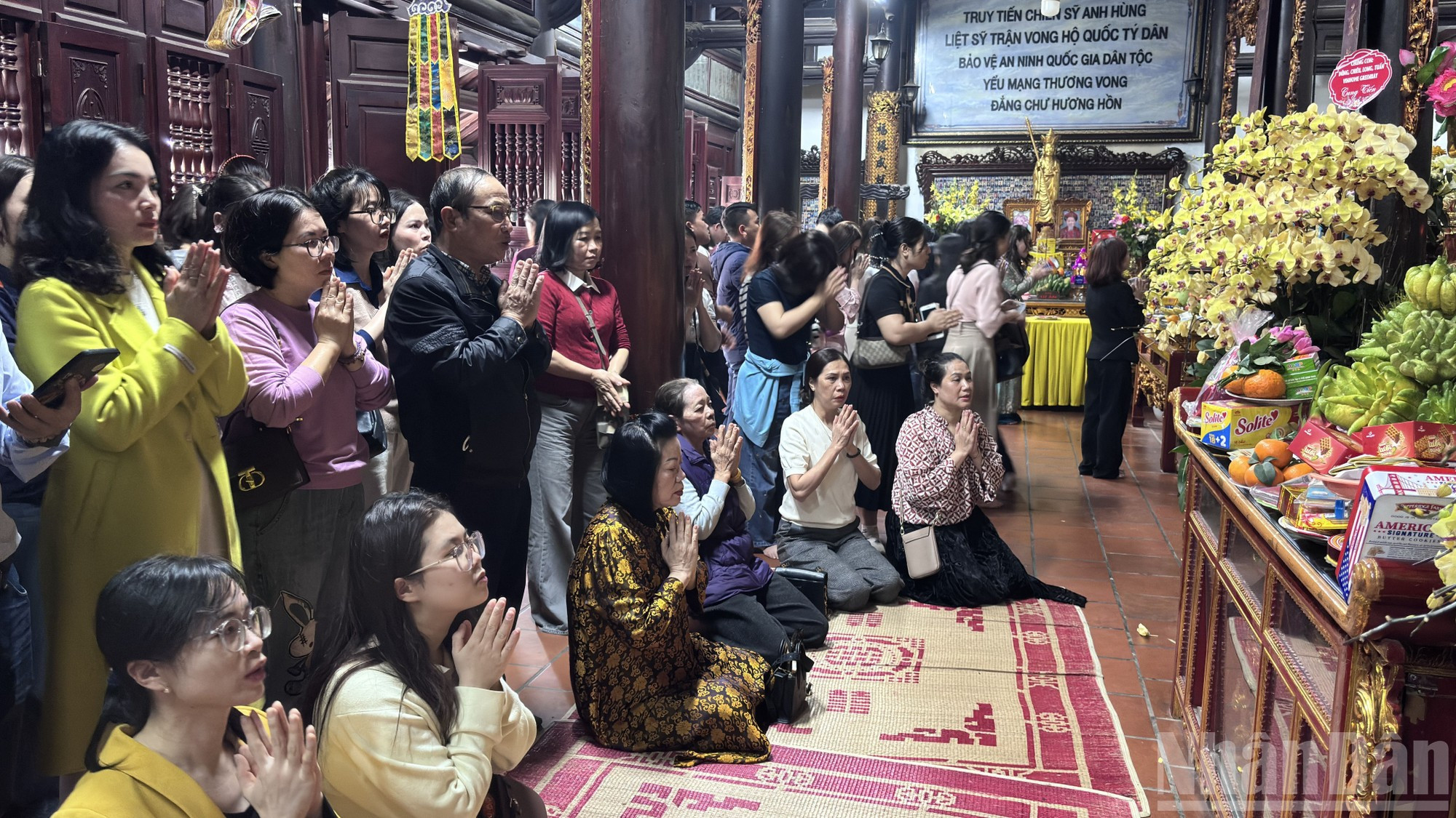 Según una peregrina procedente del barrio de Thanh Xuan, cada año nuevo reserva tiempo para mostrar su reverencia en pagodas o templos. Allí pide paz y salud para su familia, amén de disfrutar de una sensación de sosiego tras los días de fastuosa celebración del Tet.
