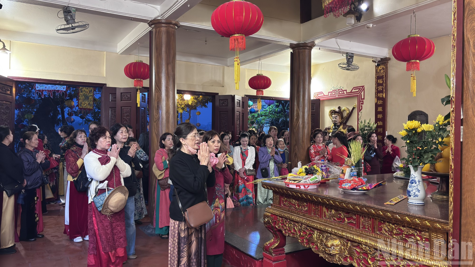La costumbre de visitar lugares de culto es una belleza de la cultura espiritual de los hanoyenses en saludo al Año Nuevo Lunar.