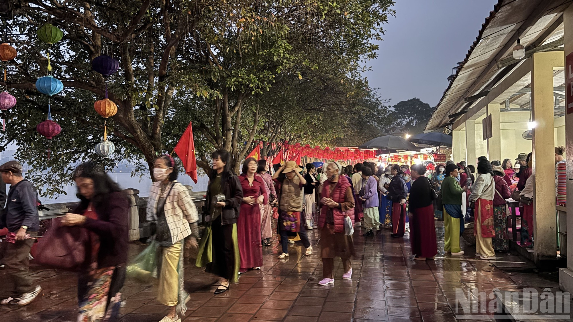 Muchas familias y personas de edad avanzada eligen una hora temprana para evitar las habituales conglomeraciones. La foto muestra el templo de Tay Ho a las 5 de la mañana del 25 de febrero.