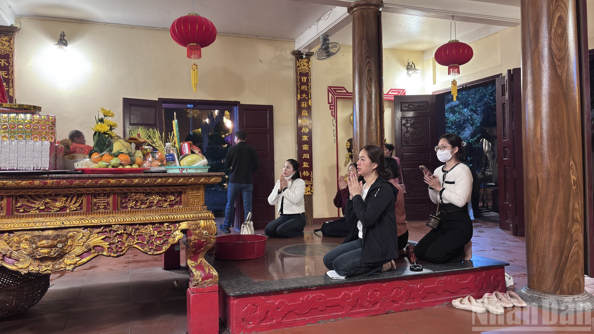 La solemnidad se mantiene aunque la gente viene en legiones durante el día.