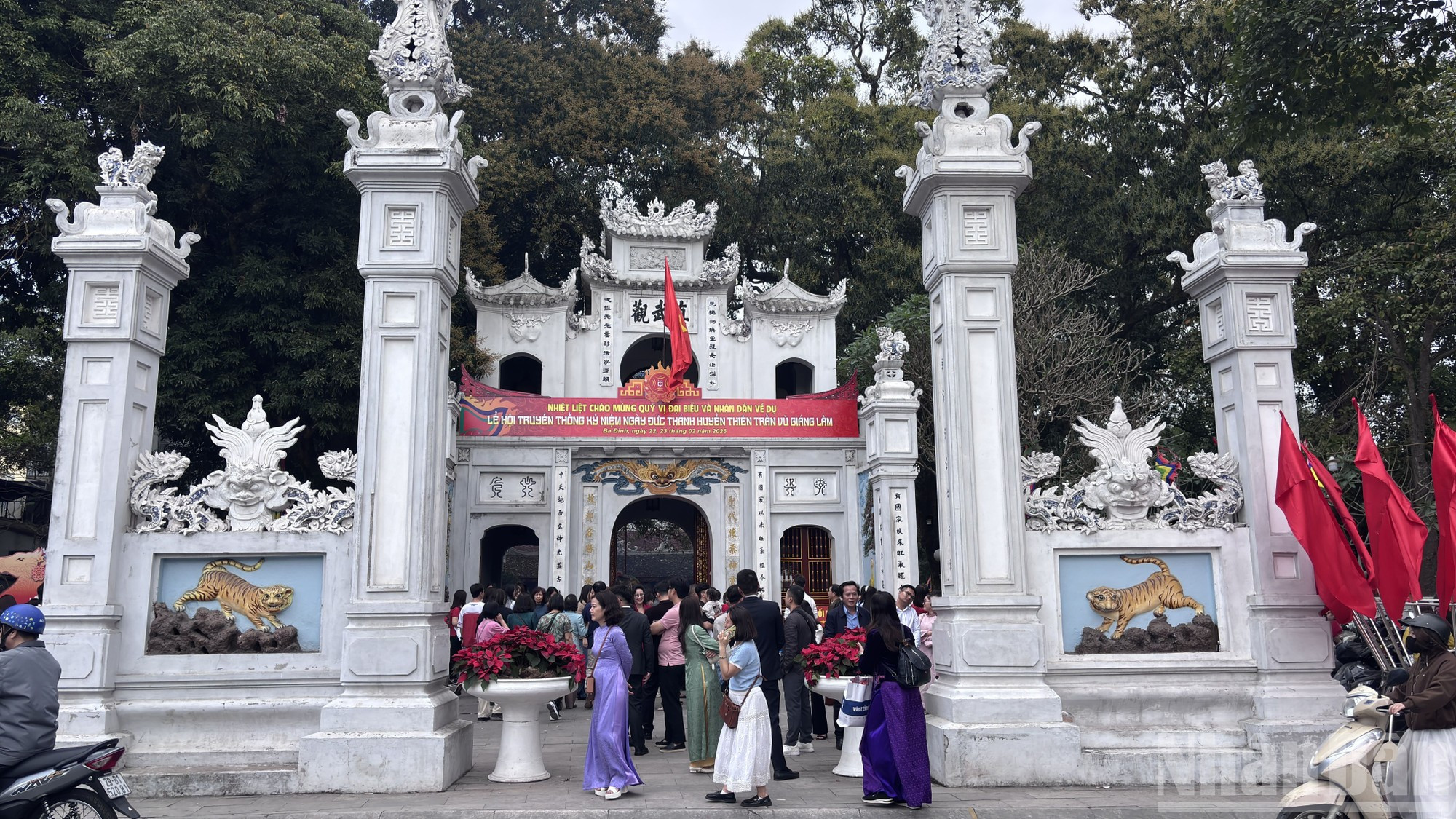 [Foto] Hanoyenses afluyen a templos en ocasión del Año Nuevo Lunar