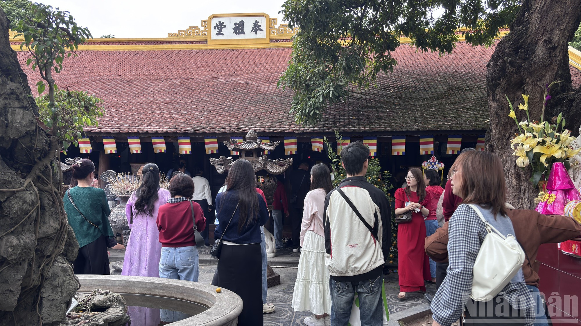 La ofrenda de inciensos lleva el deseo de los peregrinos de suerte y fluidez en su trabajo.