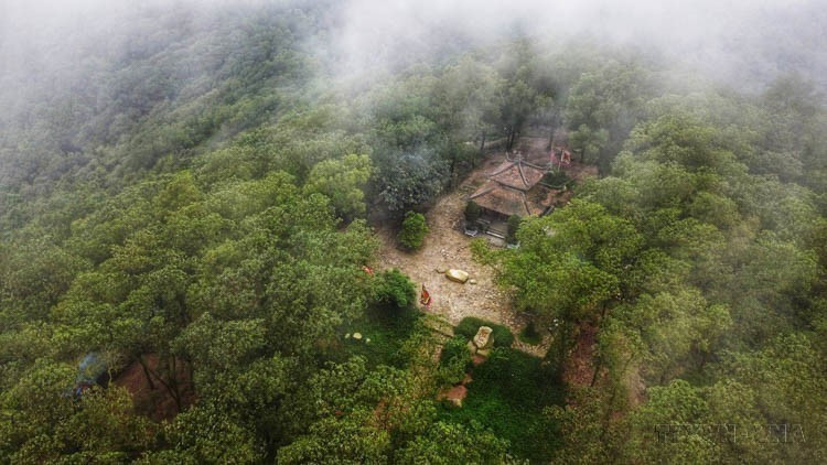 El &quot;Tablero de ajedrez de las hadas&quot; en la cima de la montaña de Con Son es una superficie plana de piedra. El nombre fue dado por los lugareños como expresión de admiración por la belleza histórica y poética del lugar.