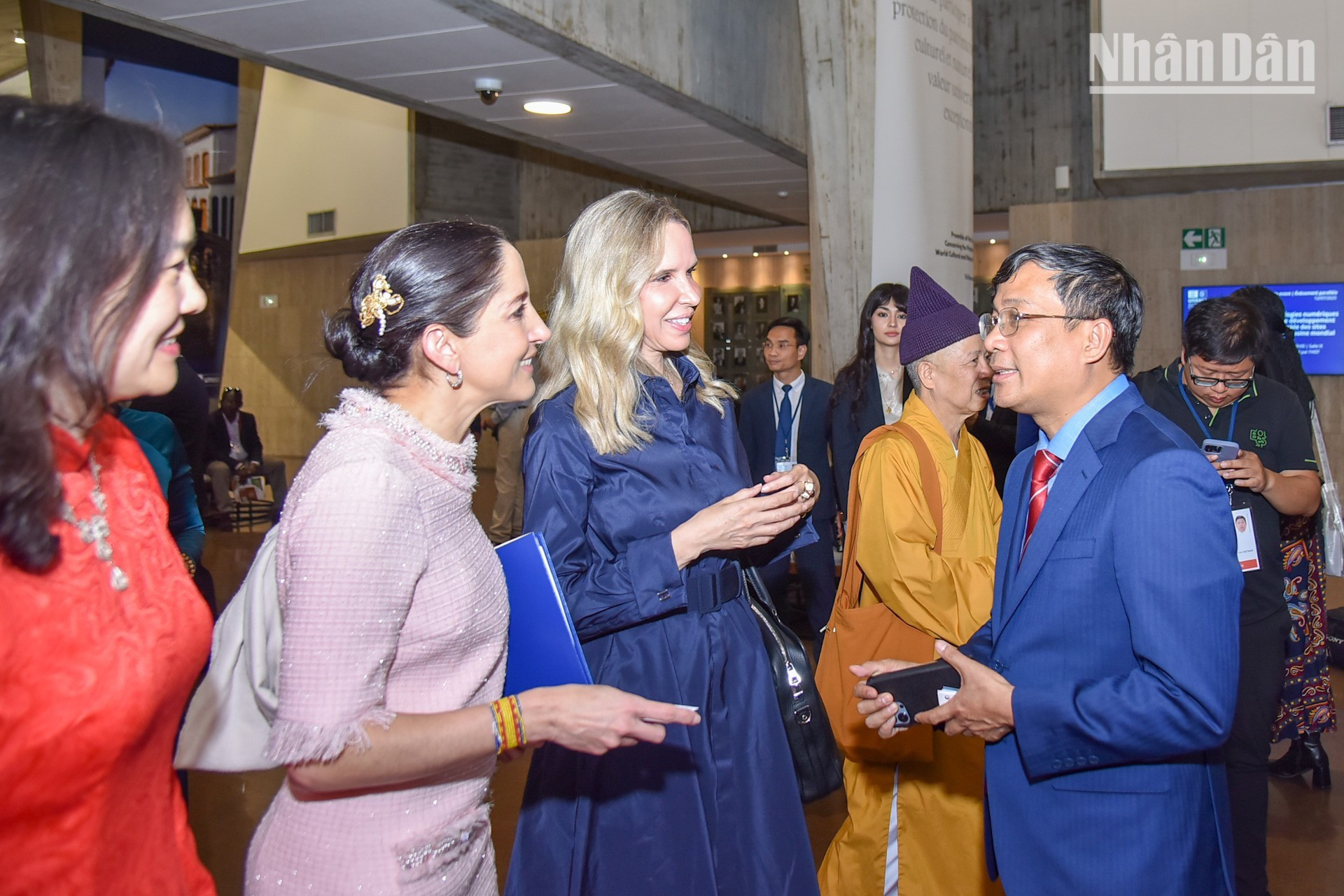 La embajadora Candice Williams de Roux (vestida de azul), jefa de la misión de Panamá ante la Unesco, y la ministra de Cultura de Panamá, Maruja Herrera, felicitan al viceministro permanente de Relaciones Exteriores de Vietnam, Nguyen Minh Vu. La embajadora Candice Williams de Roux (vestida de azul), jefa de la misión de Panamá ante la Unesco, y la ministra de Cultura de Panamá, Maruja Herrera, felicitan al viceministro permanente de Relaciones Exteriores de Vietnam, Nguyen Minh Vu.