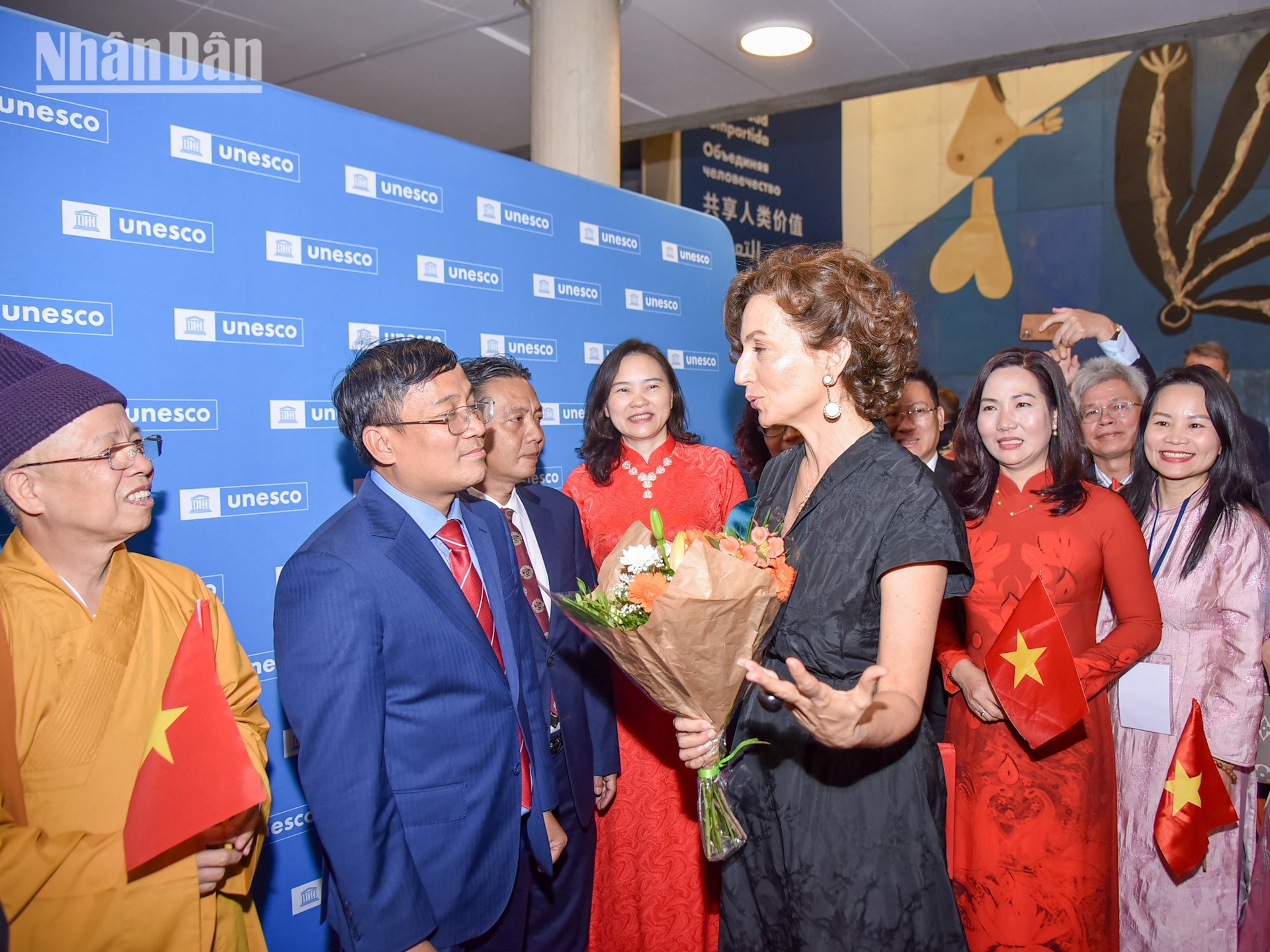 La directora general de la Unesco, Audrey Azoulay, da la enhorabuena a la delegación de Vietnam. Este éxito del país es el resultado de los esfuerzos mancomunados de Quang Ninh, Bac Ninh y Hai Phong en la preparación de los expedientes. La directora general de la Unesco, Audrey Azoulay, da la enhorabuena a la delegación de Vietnam. Este éxito del país es el resultado de los esfuerzos mancomunados de Quang Ninh, Bac Ninh y Hai Phong en la preparación de los expedientes.
