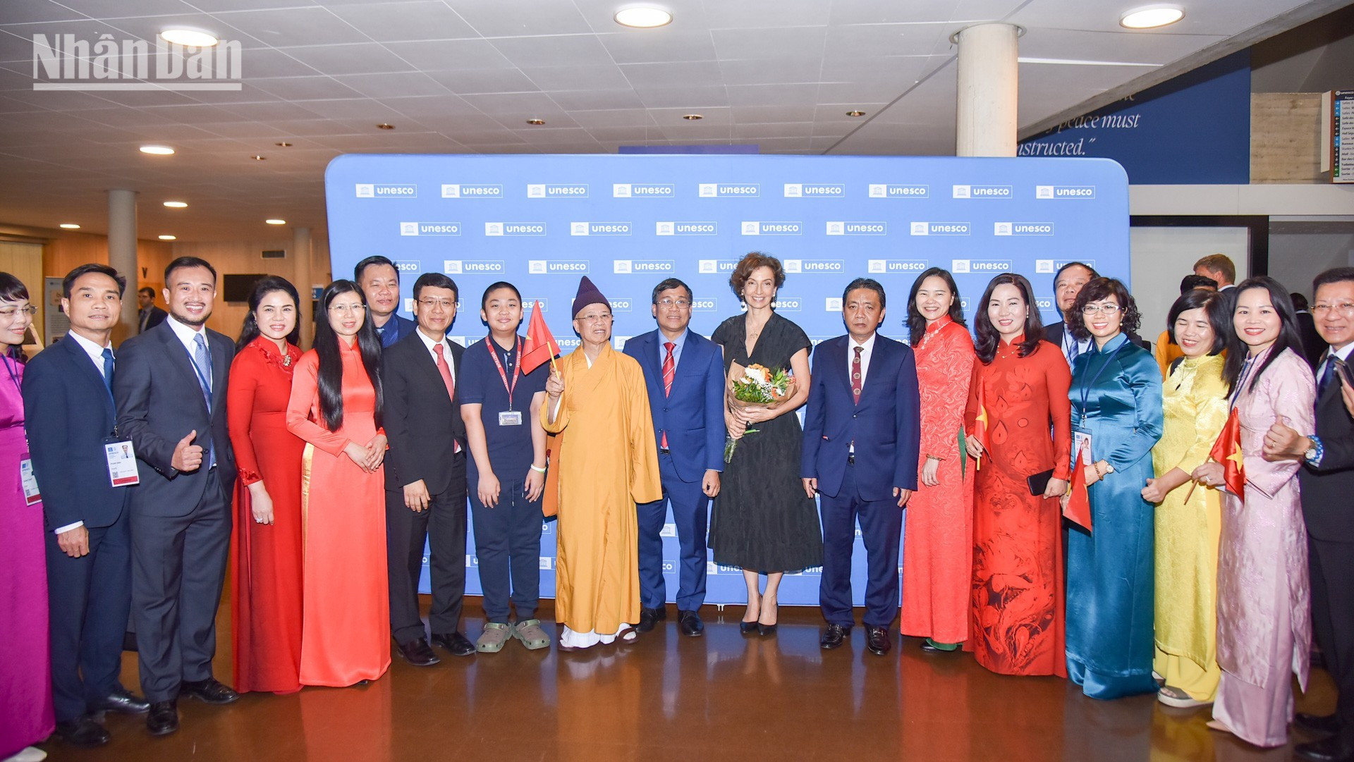 La directora general de la Unesco, Audrey Azoulay, posa junto a los delegados vietnamitas. La directora general de la Unesco, Audrey Azoulay, posa junto a los delegados vietnamitas.