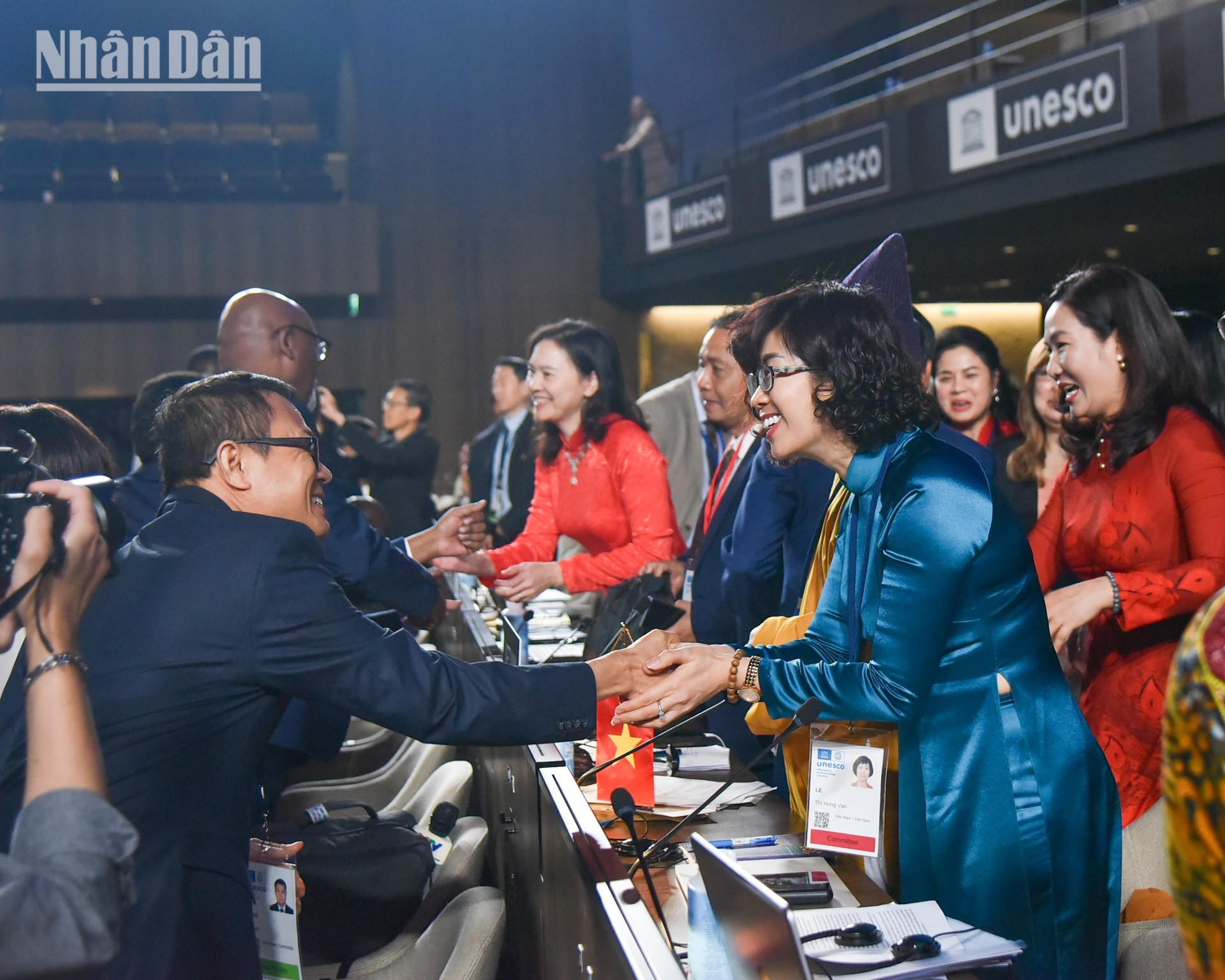 Dirigentes y expertos de otros países miembros de la Unesco felicitan calurosamente a la delegación de Vietnam. Dirigentes y expertos de otros países miembros de la Unesco felicitan calurosamente a la delegación de Vietnam.
