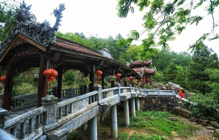 La antigua belleza del puente de Thau Ngoc dentro de la pagoda de Con Son, parte del conjunto especial de reliquias nacionales de Con Son-Kiep Bac.