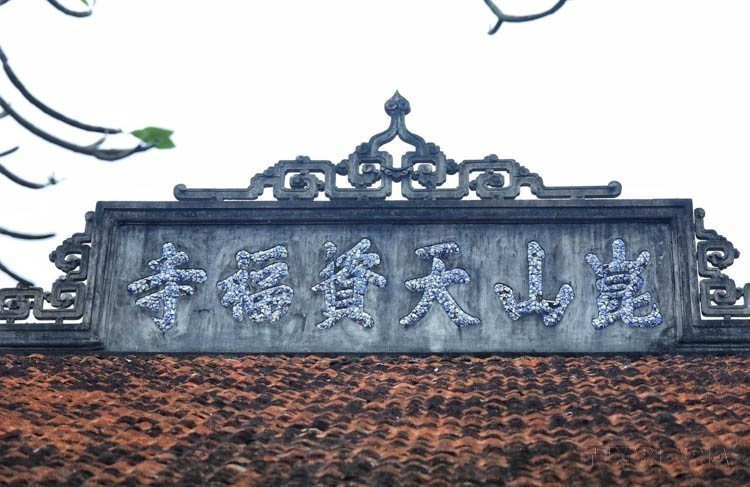 La pagoda de Con Son fue construida en el siglo XIV al pie de la montaña homónima.