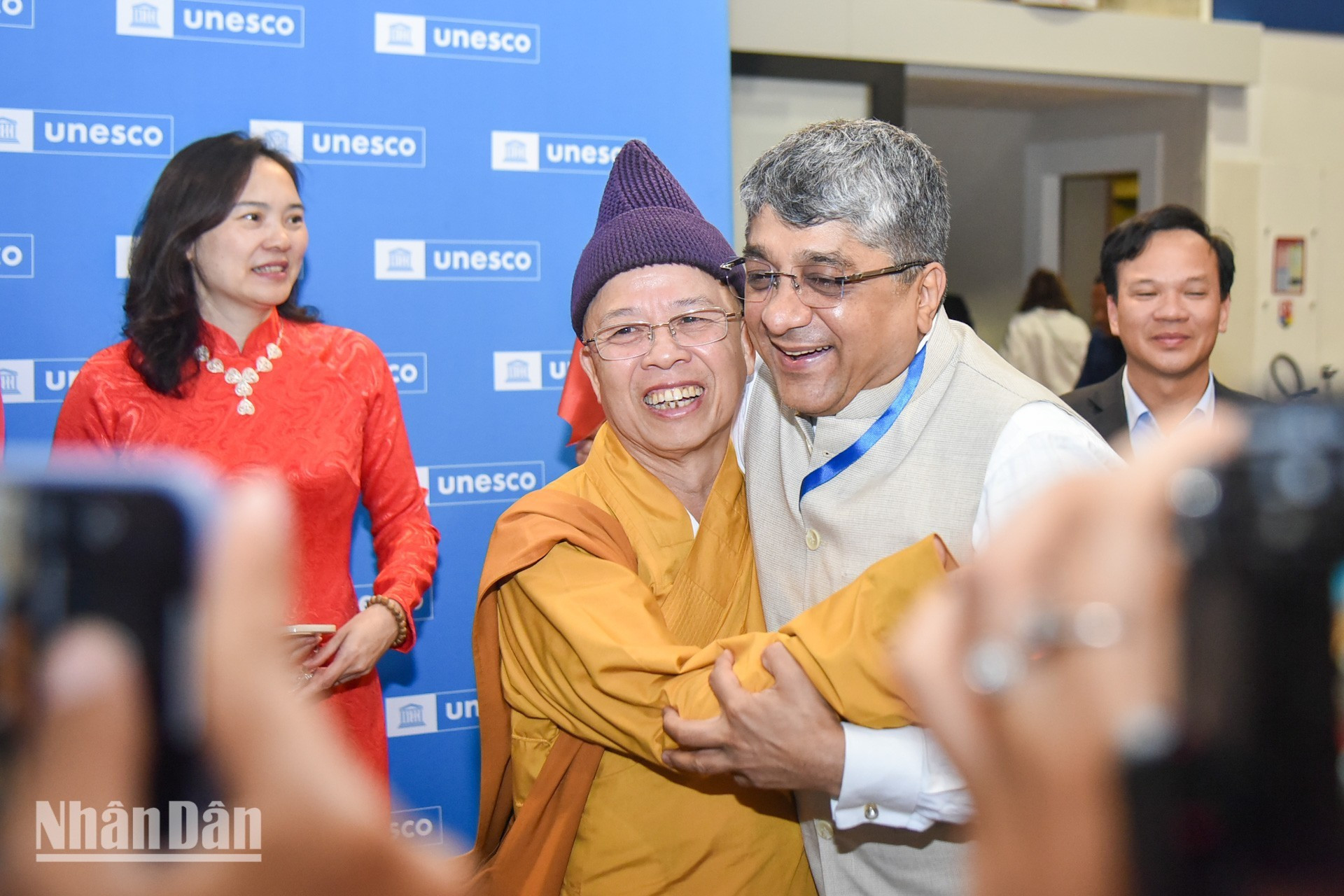 El embajador Vishal Sharma, jefe de la misión de la India ante la Unesco, se une a la alegría de Vietnam. El embajador Vishal Sharma, jefe de la misión de la India ante la Unesco, se une a la alegría de Vietnam.