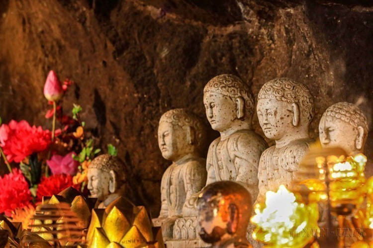 La pagoda de Mot Mai (una sola techumbre), ubicada en el conjunto de monumentos y paisajes de Yen Tu, es pequeña pero única. Es el único sitio en Yen Tu que aún conserva intactas sus estatuas de culto originales y objetos del altar, todos tallados en piedra blanca, que datan de finales de las dinastías Le y Nguyen (entre los siglos XV y XX).